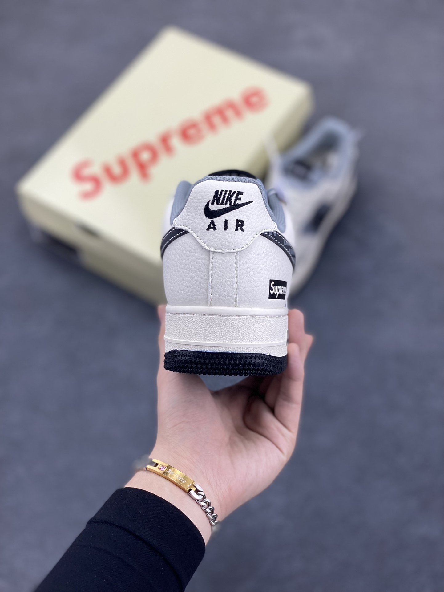 图片[4]-NIke Air Force 1 \’07 Low “Supreme联名——米灰积木”空军一号 低帮 运动鞋 休闲鞋 折边针车 工艺难度大 原楦头原纸板 原装鞋盒 定制五金配件 内置全掌气垫 原厂鞋底 货号：XS1958-568 尺码：36 36.5 37.5 38 38.5 39 40 40.5 41 42 42.5 43 44 44.5 45-选品中心