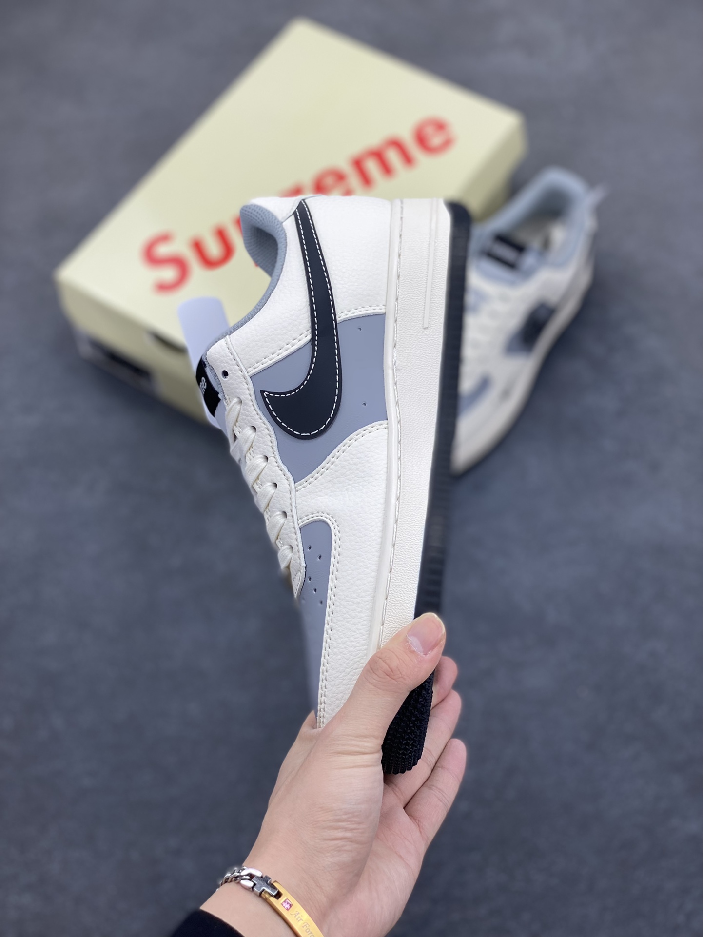 图片[3]-NIke Air Force 1 \’07 Low “Supreme联名——米灰积木”空军一号 低帮 运动鞋 休闲鞋 折边针车 工艺难度大 原楦头原纸板 原装鞋盒 定制五金配件 内置全掌气垫 原厂鞋底 货号：XS1958-568 尺码：36 36.5 37.5 38 38.5 39 40 40.5 41 42 42.5 43 44 44.5 45-选品中心