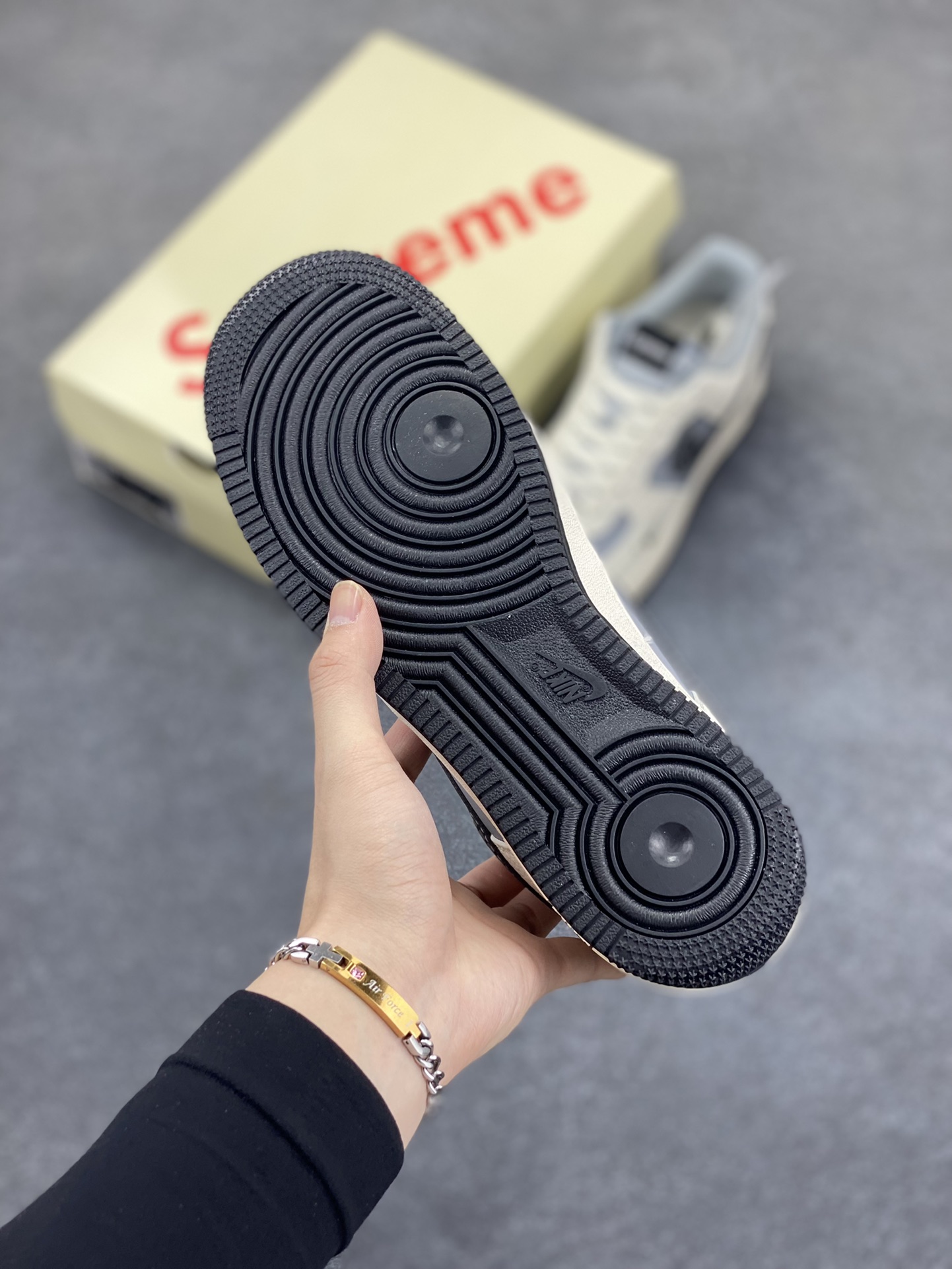 图片[5]-NIke Air Force 1 \’07 Low “Supreme联名——米灰积木”空军一号 低帮 运动鞋 休闲鞋 折边针车 工艺难度大 原楦头原纸板 原装鞋盒 定制五金配件 内置全掌气垫 原厂鞋底 货号：XS1958-568 尺码：36 36.5 37.5 38 38.5 39 40 40.5 41 42 42.5 43 44 44.5 45-选品中心
