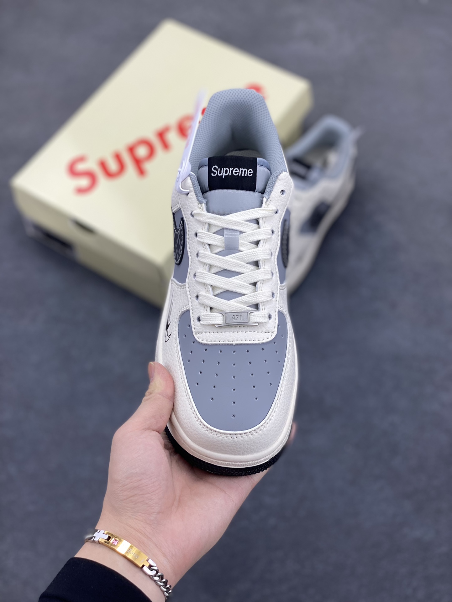 图片[2]-NIke Air Force 1 \’07 Low “Supreme联名——米灰积木”空军一号 低帮 运动鞋 休闲鞋 折边针车 工艺难度大 原楦头原纸板 原装鞋盒 定制五金配件 内置全掌气垫 原厂鞋底 货号：XS1958-568 尺码：36 36.5 37.5 38 38.5 39 40 40.5 41 42 42.5 43 44 44.5 45-选品中心