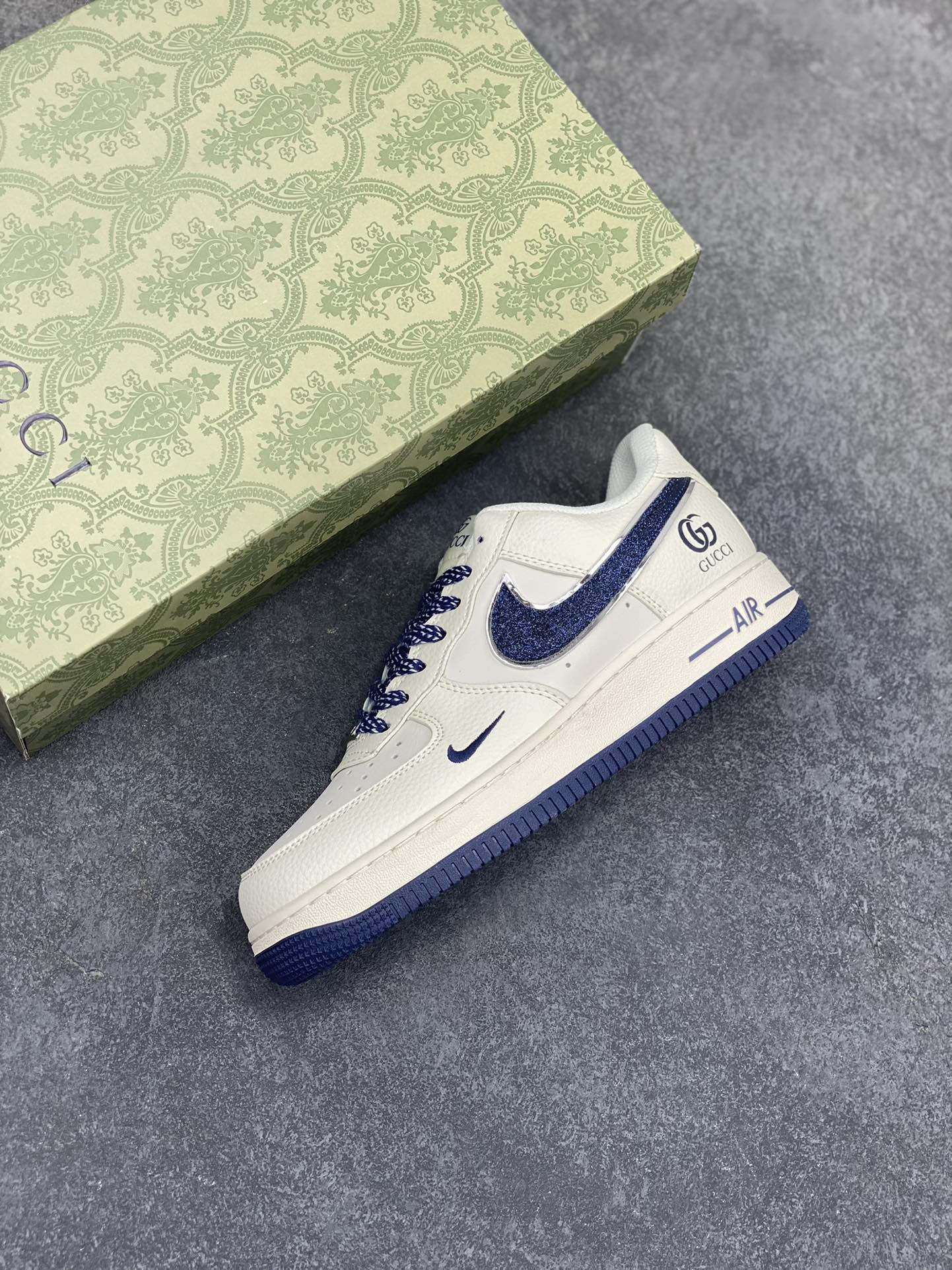 图片[7]-NIke Air Force 1 \’07 Low “古驰联名”空军一号 低帮 运动鞋 休闲鞋 折边针车 工艺难度大 原楦头原纸板 原装鞋盒 定制五金配件 内置全掌气垫 原厂鞋底 货号：QY6818-610 尺码：36 36.5 37.5 38 38.5 39 40 40.5 41 42 42.5 43 44 44.5 45-选品中心