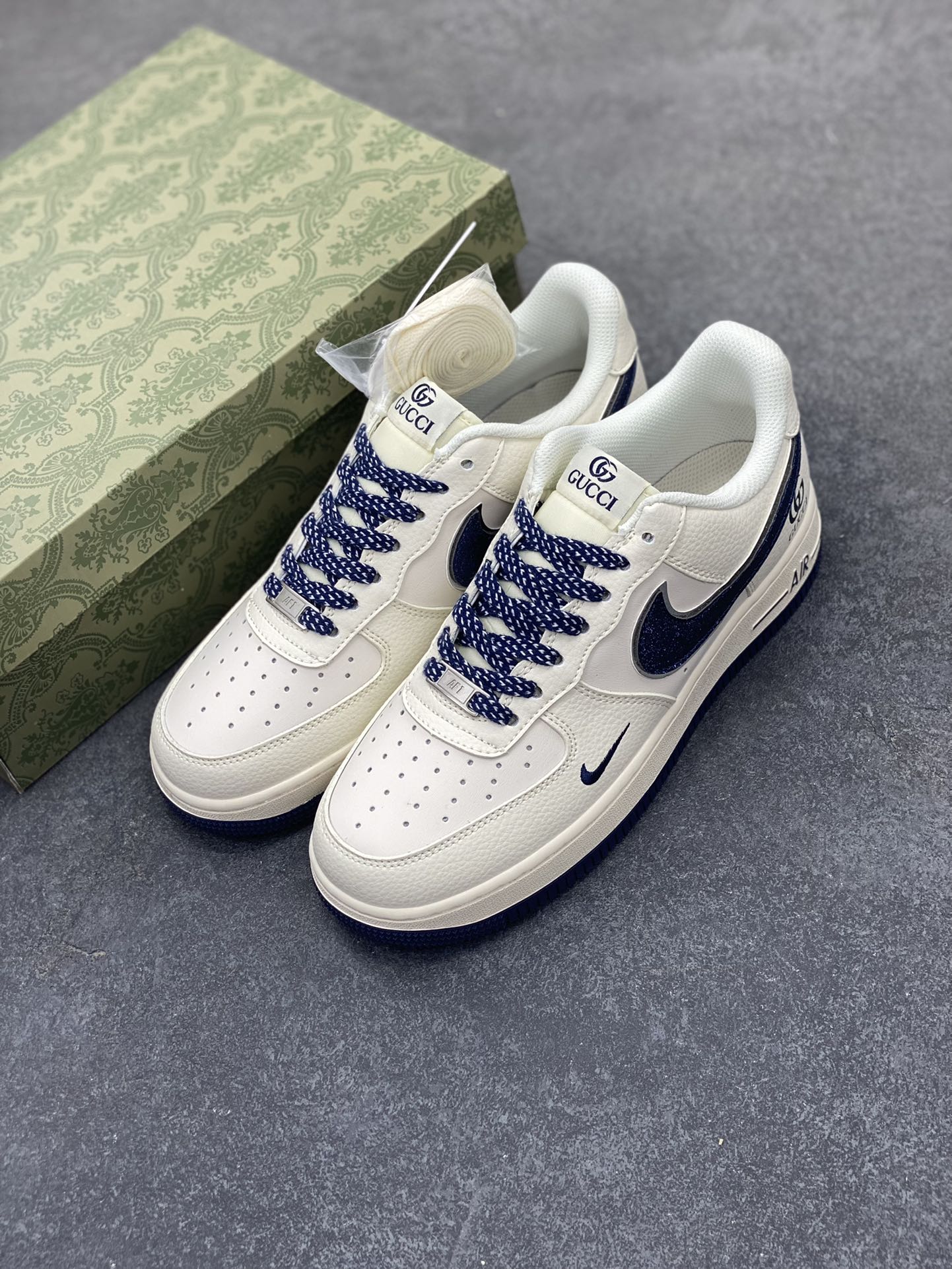 图片[8]-NIke Air Force 1 \’07 Low “古驰联名”空军一号 低帮 运动鞋 休闲鞋 折边针车 工艺难度大 原楦头原纸板 原装鞋盒 定制五金配件 内置全掌气垫 原厂鞋底 货号：QY6818-610 尺码：36 36.5 37.5 38 38.5 39 40 40.5 41 42 42.5 43 44 44.5 45-选品中心