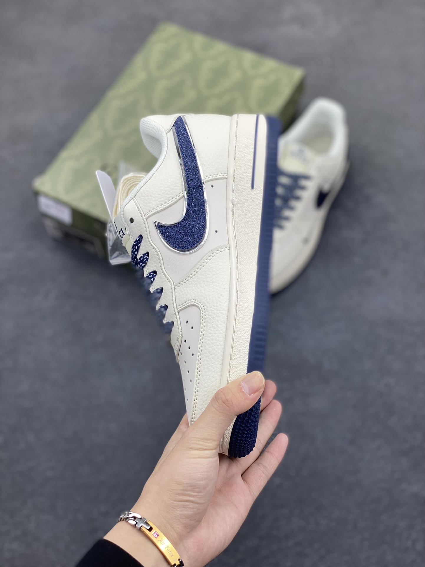 图片[3]-NIke Air Force 1 \’07 Low “古驰联名”空军一号 低帮 运动鞋 休闲鞋 折边针车 工艺难度大 原楦头原纸板 原装鞋盒 定制五金配件 内置全掌气垫 原厂鞋底 货号：QY6818-610 尺码：36 36.5 37.5 38 38.5 39 40 40.5 41 42 42.5 43 44 44.5 45-选品中心