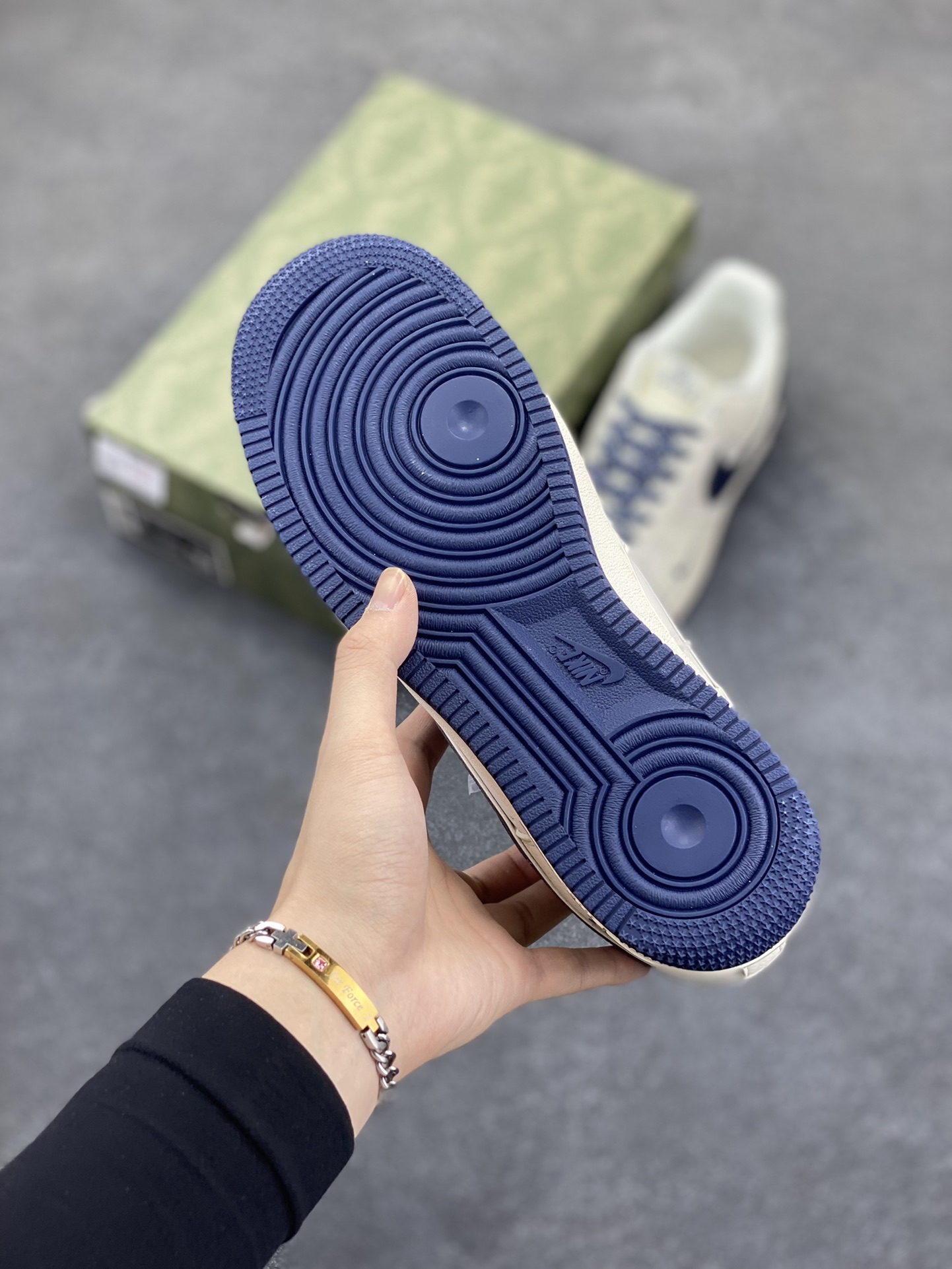 图片[5]-NIke Air Force 1 \’07 Low “古驰联名”空军一号 低帮 运动鞋 休闲鞋 折边针车 工艺难度大 原楦头原纸板 原装鞋盒 定制五金配件 内置全掌气垫 原厂鞋底 货号：QY6818-610 尺码：36 36.5 37.5 38 38.5 39 40 40.5 41 42 42.5 43 44 44.5 45-选品中心
