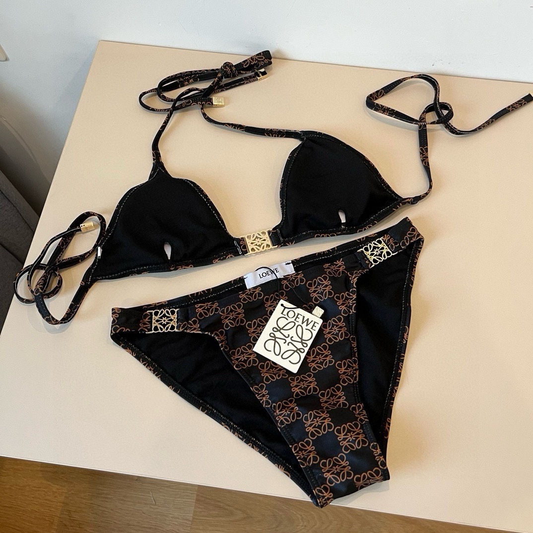 
LOEWE罗意威 新款比基尼😍🥰适合多种场景的游泳衣🏊‍♀️海边 游泳池 温泉 水上乐园 漂流都可以😌