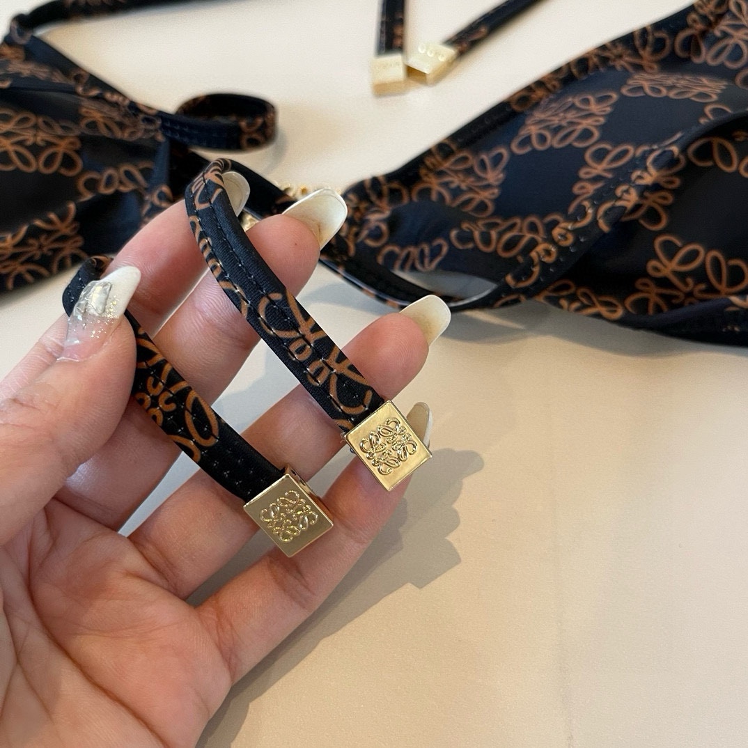 
LOEWE罗意威 新款比基尼😍🥰适合多种场景的游泳衣🏊‍♀️海边 游泳池 温泉 水上乐园 漂流都可以😌