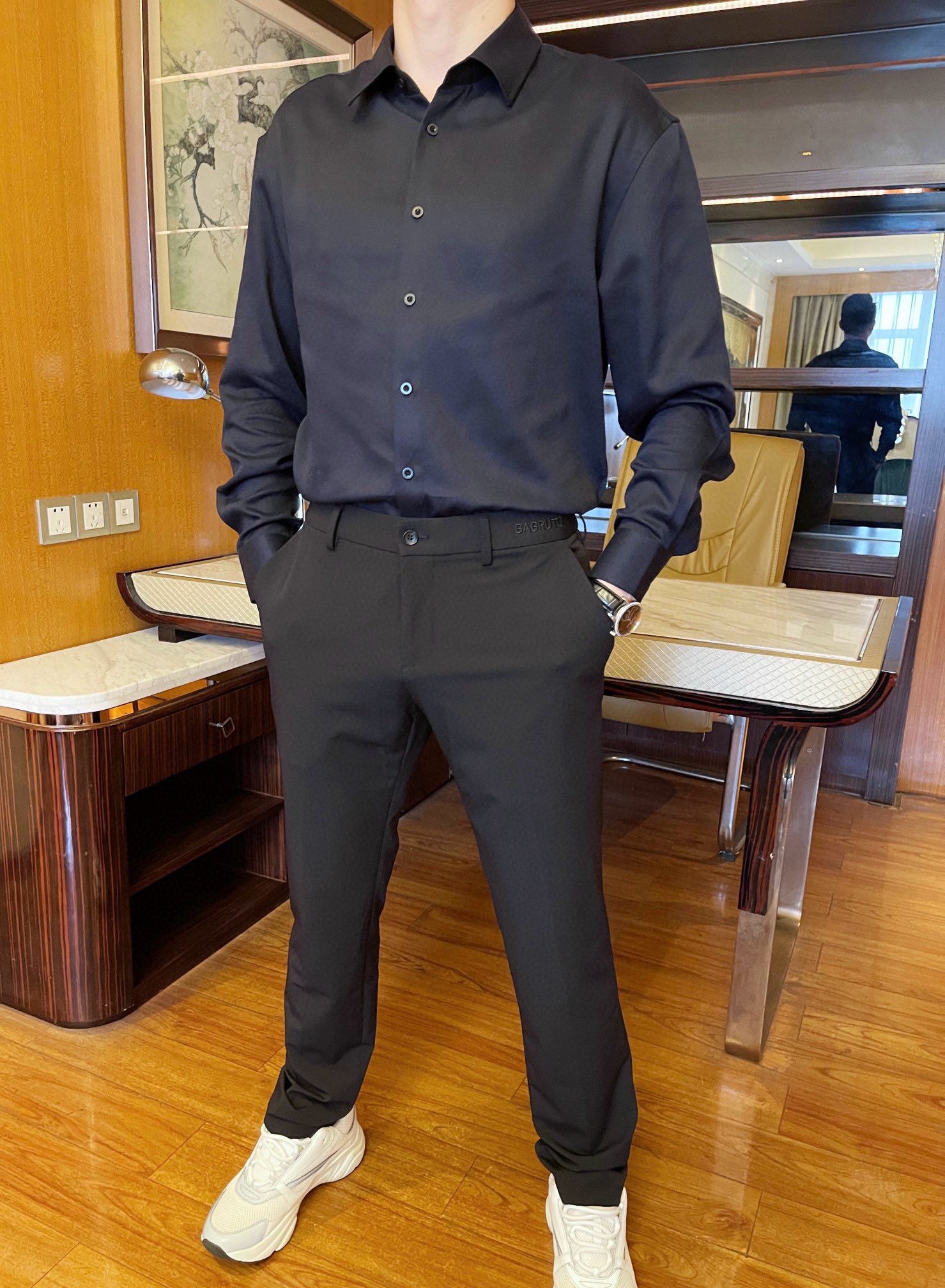 NO:140742,Burberry-2025 counter latest hot-selling casual trousers are shipped black, and European and American counters are popular!  Selected Italian imported Tianshi cotton fabric with a straight slim fit design, limited English embellishment on the waist shows your taste. You are definitely worthy of it. Number 29-38 (model 173/130 wears 31, with Hong Kong Lane Crawford gift box packaging), alexander wang19860909博柏利-2025专柜最新爆款休闲西裤黑色出货 欧美专柜热销单品！精选意大利进口天丝棉面料搭配直筒修身设计,腰侧的限定英文点缀彰显品味 您绝对值得拥有.码数29-38（模特173/130穿31,配香港连卡佛礼盒包装）,,alexander wang,Men's clothing