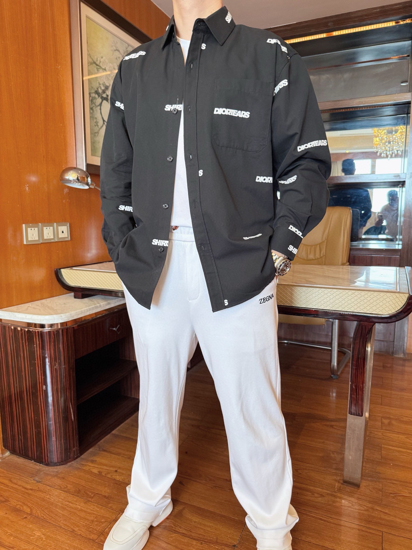 NO:140747,Dior-2025 counter latest hot shirt jackets are shipped, and European and American counters are popular!  Selected Italian imported Tianshi cotton fabric with three-dimensional loose style, the whole brand English staggered to show the charm, and there is no need to say much about the effect of the upper body. The number of codes is 48-56 (model 173/130 wears 48, with Hong Kong Lane Crawford gift box packaging), dior, jackets & coats, alexander wang19860909迪奥-2025专柜最新爆款衬衣外套出货 欧美专柜热销单品！精选意大利进口天丝棉面料搭配立体宽松版型,通体品牌英文错落相当彰显韵味 上身效果不用多说.码数48-56（模特173/130穿48、配香港连卡佛礼盒包装）,,dior,jackets & coats,alexander wang,Men's clothing