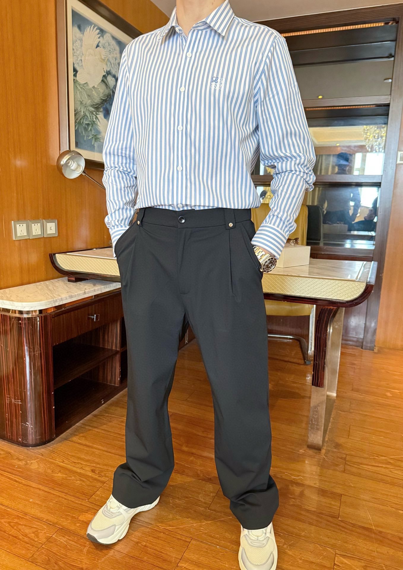 NO:140748,Luo Yiwei - the latest hot shirts in the 2025 counter are shipped, and the most popular items in the Milan counter are sold!  Selected Italian imported mercerized cotton fabrics with simple and elegant designs, blue and white contrasting colors and slim vertical stripes show elegance, business and leisure are quite good. The number of codes is 48-56 (model 173/130 wears 48 sizes, with Hong Kong Lane Crawford gift box packaging), loewe, alexander wang19860909罗意威-2025专柜最新爆款衬衣出货 米兰专柜热销单品！精选意大利进口丝光精棉面料搭配简约大方的设计,蓝白撞色配上显瘦竖条纹相当彰显雅致 商务休闲都相当不错.码数48-56（模特173/130穿48码,配香港连卡佛礼盒包装）,,loewe,alexander wang,Men's clothing