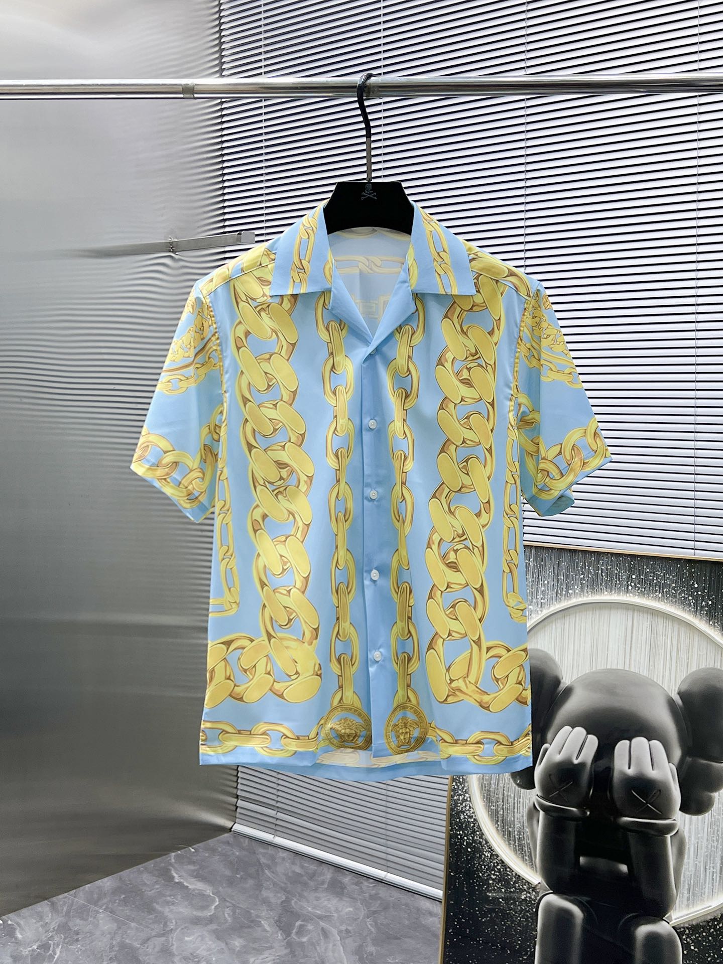 NO:431756,Versace versace 2025ss new men's short-sleeved sleeves shirt shirt, high-end version!  Customized fabrics for counters are breathable and comfortable, with impeccable details, and the brand element design concept reflects high quality. The feel is delicate and soft!  It is casually cut, with a great upper body style!  Code number M-XXL Code number is too large M 130-catties L 150-160 catties XL 170-180 catties XXL 190-200 catties, versace, versace,shirts, T-shirt, alexander wang19860909范思哲 versace 2025ss新款男士短袖袖 衬衫 衬衣,高端版本！专柜定制面料 透气舒适度高,细节无可挑剔,品牌元素设计理念,体现高品质.手感细腻柔软！呈现休闲裁剪,上身版型超赞！码数M-XXL 码数偏大 M 130-斤L 150-160斤 XL 170-180斤 XXL 190-200斤,,versace,versace,shirts,T-shirt,alexander wang,Men's clothing