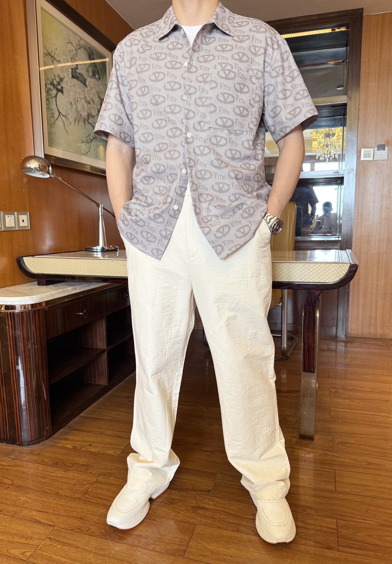 NO:140750,Valentino - The latest popular short-sleeved shirts in the 2025 counter are shipped, and the hot-selling items in European and American counters are available!  Selected Italian imported Tianshi cotton fabric with loose style, the whole brand English staggered to show the charm, and the upper body effect needs no more. The code number is 48-56 (model 173/130 wears 48, with Hong Kong Lane Crawford gift box packaging), valentino, T-shirt, alexander wang19860909华伦天奴-2025专柜最新爆款短袖衬衣出货 欧美专柜热销单品！精选意大利进口天丝棉面料搭配宽松版型,通体品牌英文错落相当彰显韵味 上身效果不用多说.码数48-56（模特173/130穿48、配香港连卡佛礼盒包装）,,valentino,T-shirt,alexander wang,Men's clothing