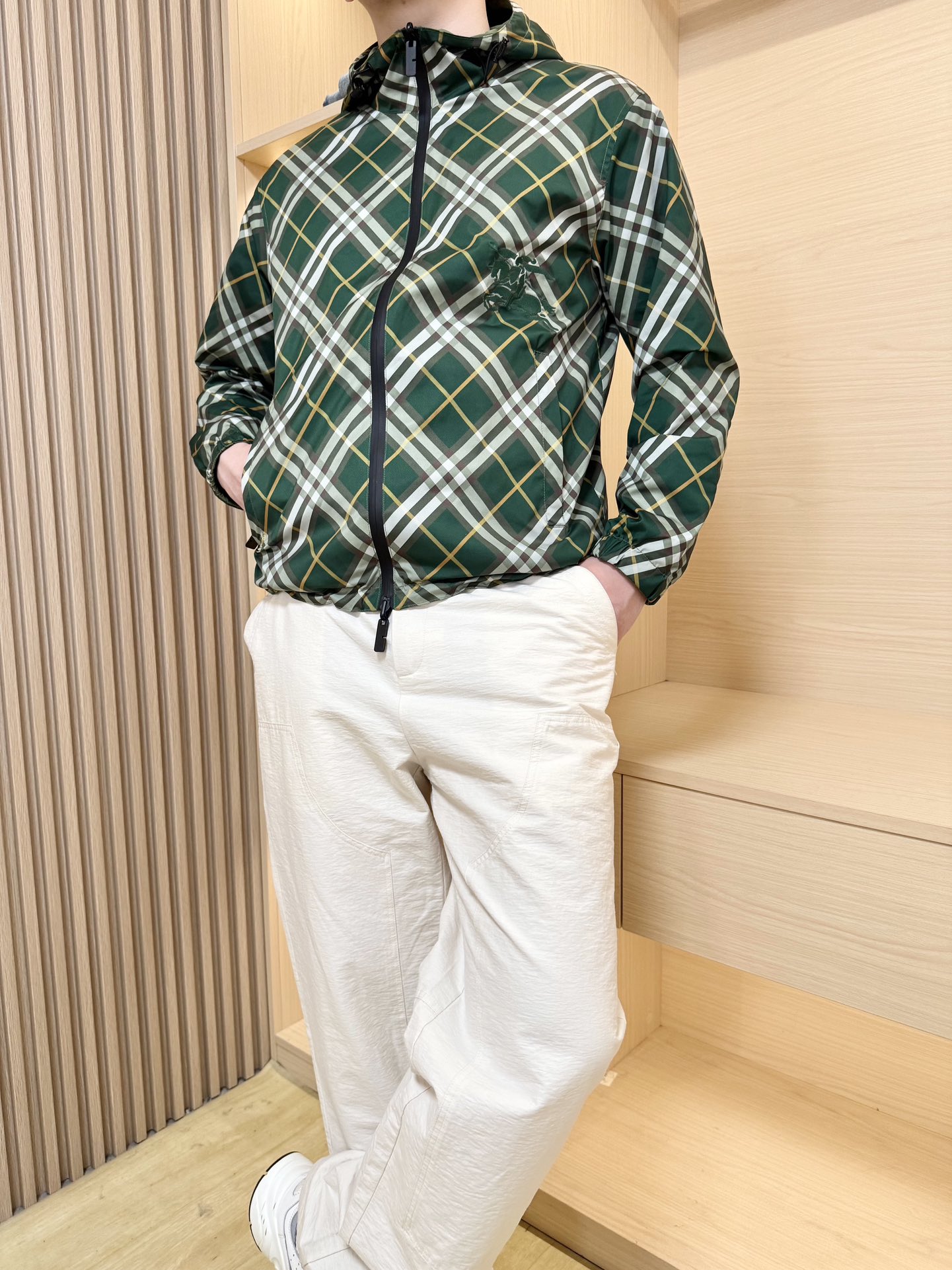 NO:140757,Burberry-2025 counter latest hot double-sided jackets are shipped, and European and American counters are popular!  Selected Italian imported polyester fabrics with the latest designs, one side of exquisite color-blocking brand printing logo and the other side of contrasting color plaids show British style, business and casual boutique. Size M-3XL (with Hong Kong Lane Crawford Gift Box Packaging),, jackets & coats, alexander wang19860909博柏利-2025专柜最新爆款双面外套出货 欧美专柜热销单品！精选意大利进口聚酯纤维面料搭配最新的设计,一面精致拼色品牌印花标志和一面撞色格纹相当彰显英伦风尚 商务休闲精品.尺码M-3XL（配香港连卡佛礼盒包装）,,jackets & coats,alexander wang,Men's clothing