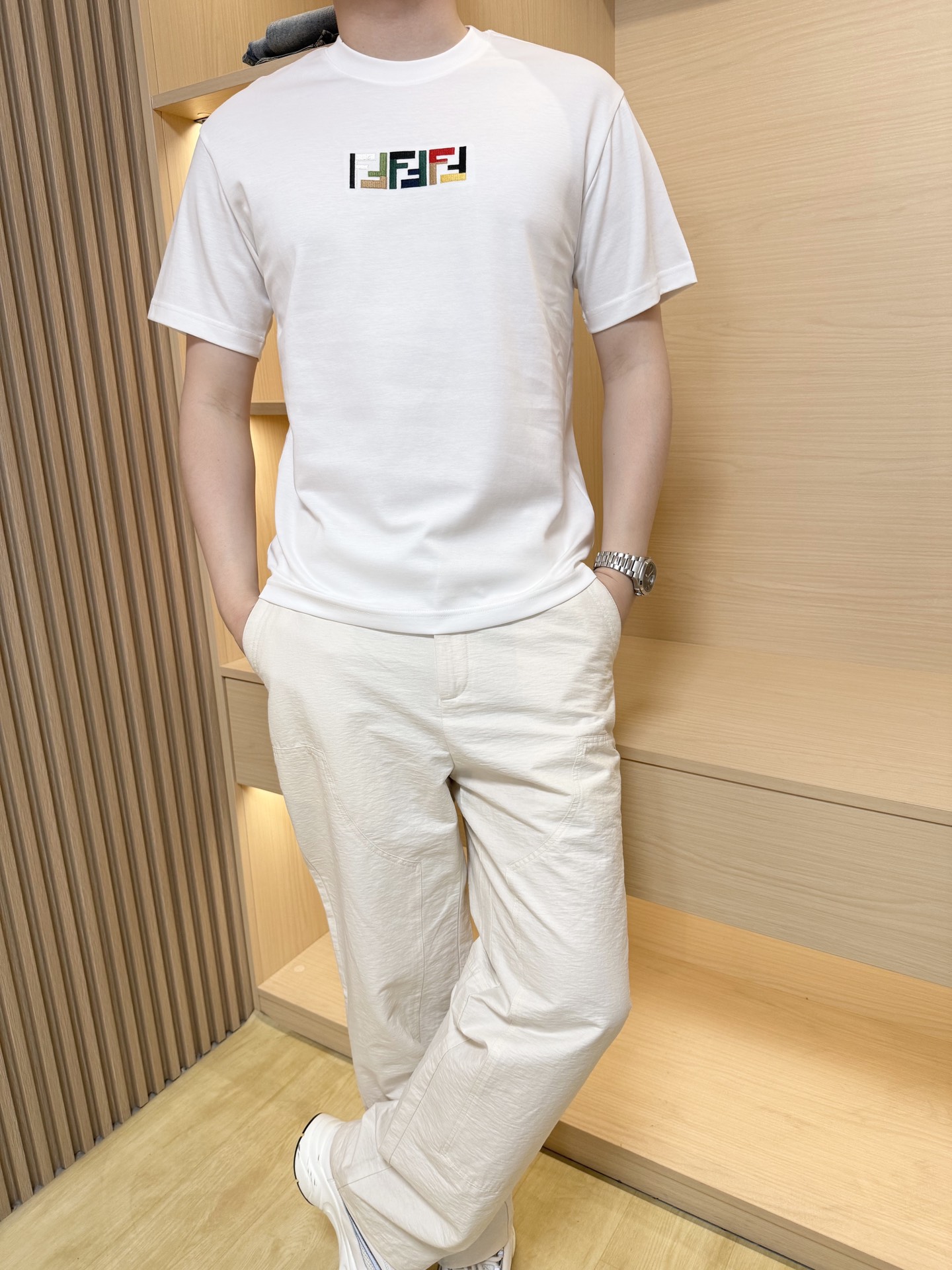 NO:140768,Fendi-2025 latest round neck T-shirt shipment, hot-selling items in European and American counters!  Selected high-density cotton fabric imported from Italy, the brand of chest is matched with the latest design, showing fashion, the base and outerwear are quite good looking. The number of codes is 48-56 (model 180/140 wears 50, with Hong Kong Lane Crawford gift box packaging), fendi,tees, t-shirt,alexander wang19860909芬迪-2025最新圆领T恤出货 欧美专柜热销单品！精选意大利进口高密精棉面料,胸口的品牌英文搭配最新的设计,彰显时尚 打底和外穿都相当好看.码数48-56（模特180/140穿50,配香港连卡佛礼盒包装）,,fendi,tees，t-shirt,alexander wang,Men's clothing