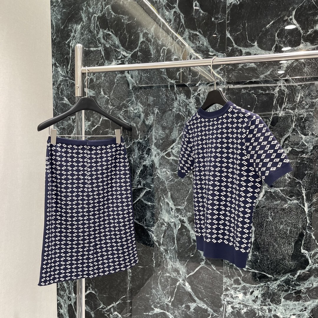 Quality Women’s Clothes with Packaging: GIVENCHY Summer Collection 2025 Highlights Digital Innovation - 图片 1