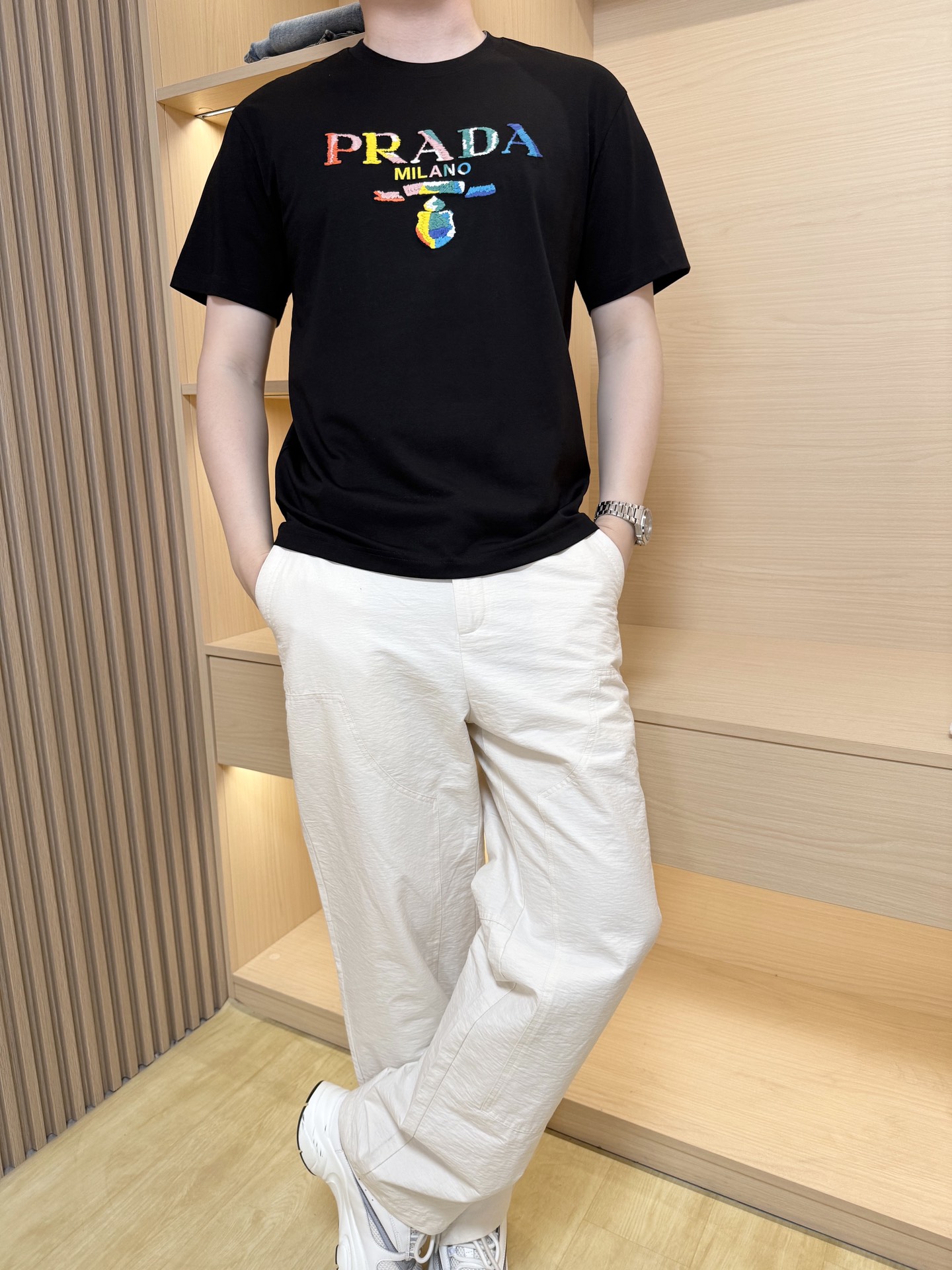 NO:140767,Prada-2025 latest round neck T-shirt shipment, hot-selling items in European and American counters!  Selected high-density cotton fabric imported from Italy, the brand of chest is matched with the latest design, showing fashion, the base and outerwear are quite good looking. The number of codes is 48-56 (model 180/140 wears 50, with Hong Kong Lane Crawford gift box packaging), prada,tees, t-shirt, alexander wang19860909普拉达-2025最新圆领T恤出货 欧美专柜热销单品！精选意大利进口高密精棉面料,胸口的品牌英文搭配最新的设计,彰显时尚 打底和外穿都相当好看.码数48-56（模特180/140穿50,配香港连卡佛礼盒包装）,,prada,tees，t-shirt,alexander wang,Men's clothing