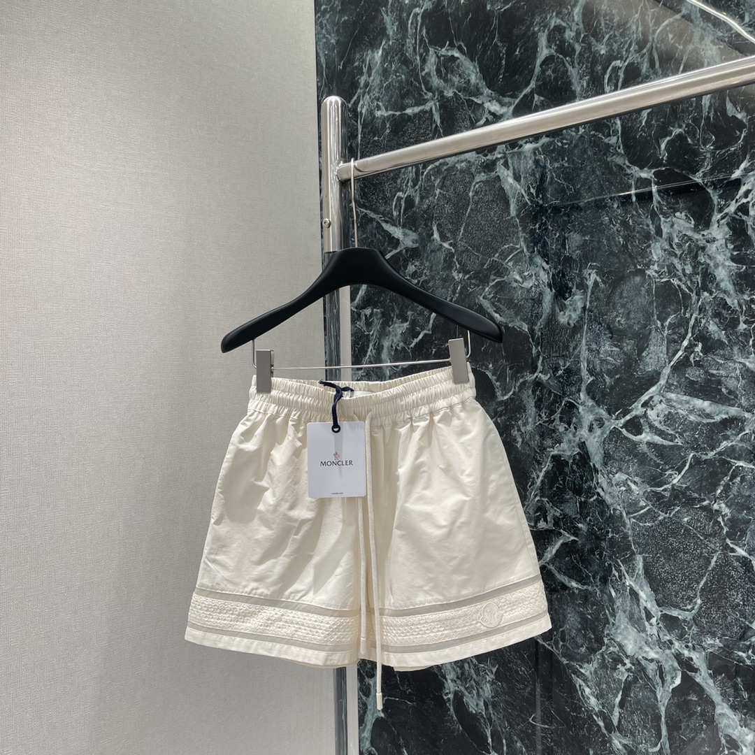 Stylish High-End Women’s Clothing Collection with 25-Year-Old Shorts and Coats - 图片 5
