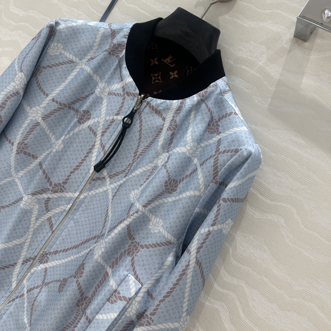 独家首发❤️原单品质💕L25s神仙颜值的冰蓝MONOGRAM暗纹链条印花真丝夹克外套！一面清新蓝一面老花