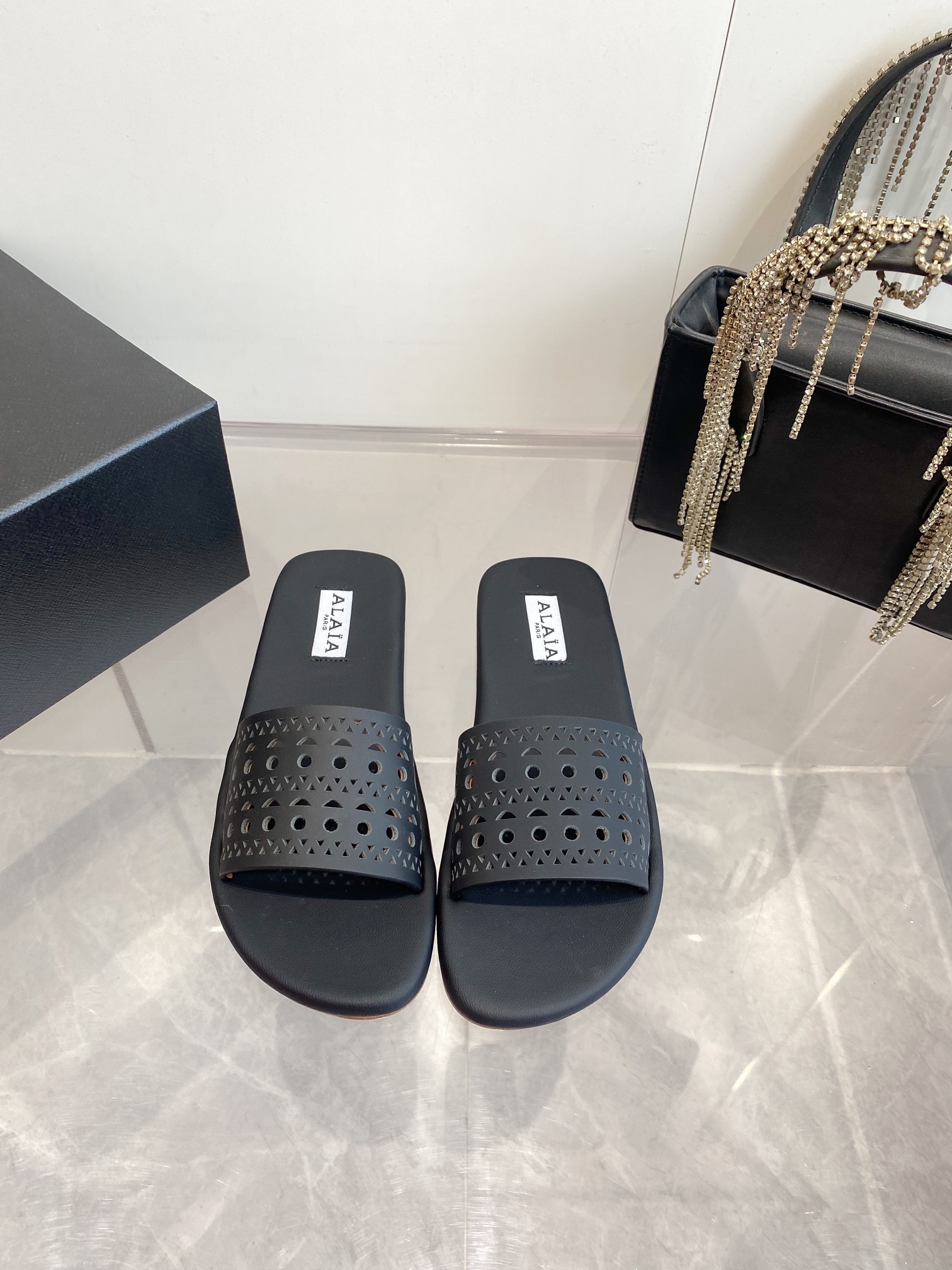 NO:246327,The original version of the WYSIWYG Purchase Level was purchased from the French first-tier luxury brand ALAIA Alaia Fish Net Muller Slippers 2025SS French Fairy Ballet Flat-soled Dancing Shoes. The ALAIA brand originated from its founder. Azzedine Alaia is the founder of the 