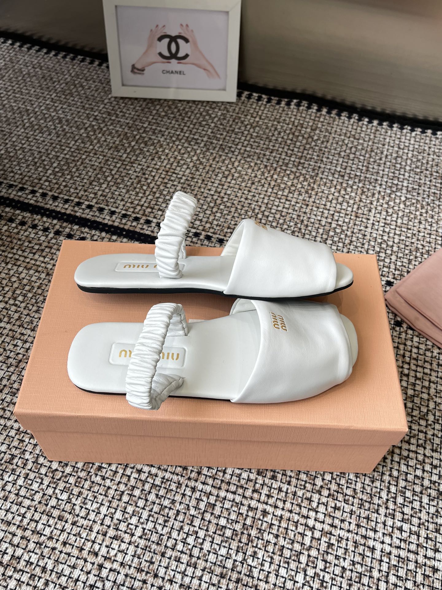 Miu Miu 2025 Show: Luxe Sheepskin Slippers for Global Buyers - 图片 7