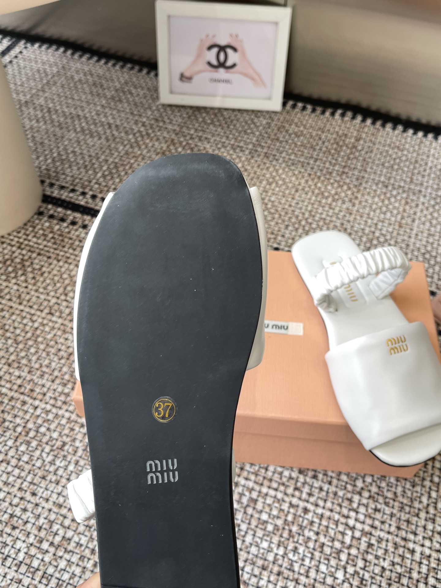 Miu Miu 2025 Show: Luxe Sheepskin Slippers for Global Buyers - 图片 5