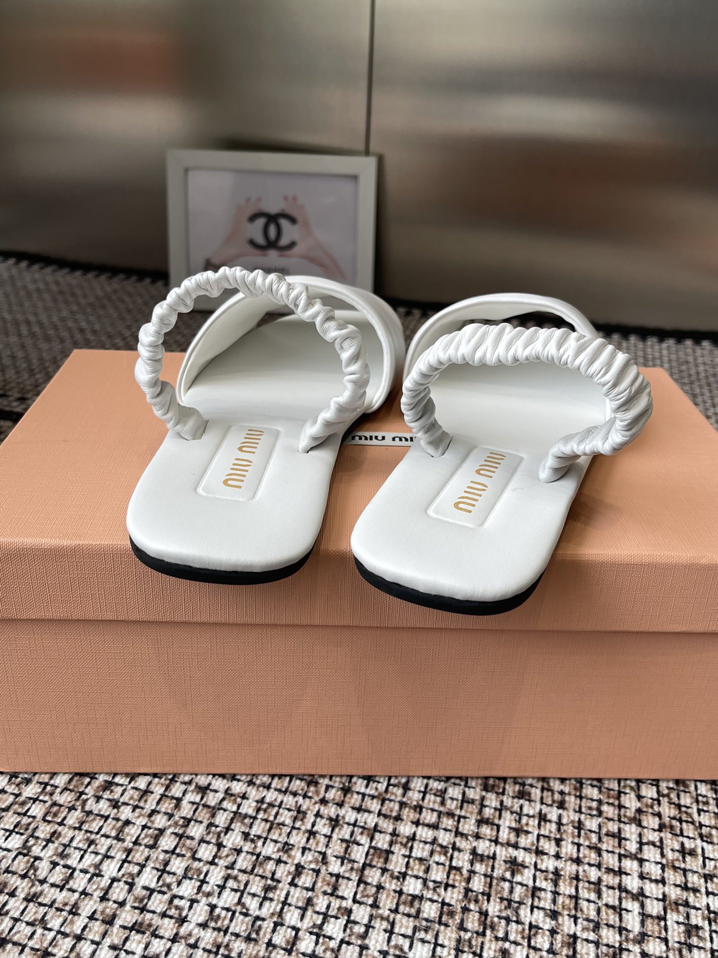 Miu Miu 2025 Show: Luxe Sheepskin Slippers for Global Buyers - 图片 9