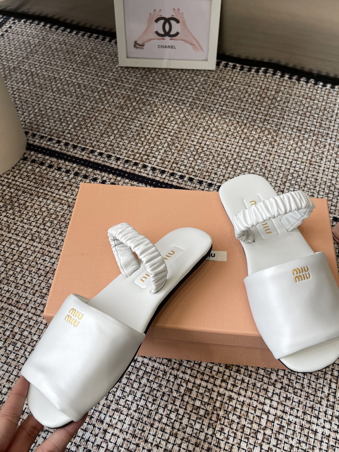 Miu Miu 2025 Show: Luxe Sheepskin Slippers for Global Buyers - 图片 3