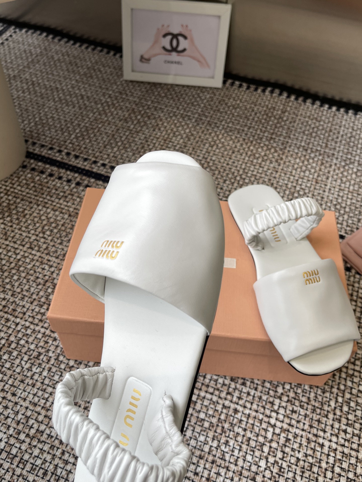 Miu Miu 2025 Show: Luxe Sheepskin Slippers for Global Buyers - 图片 6