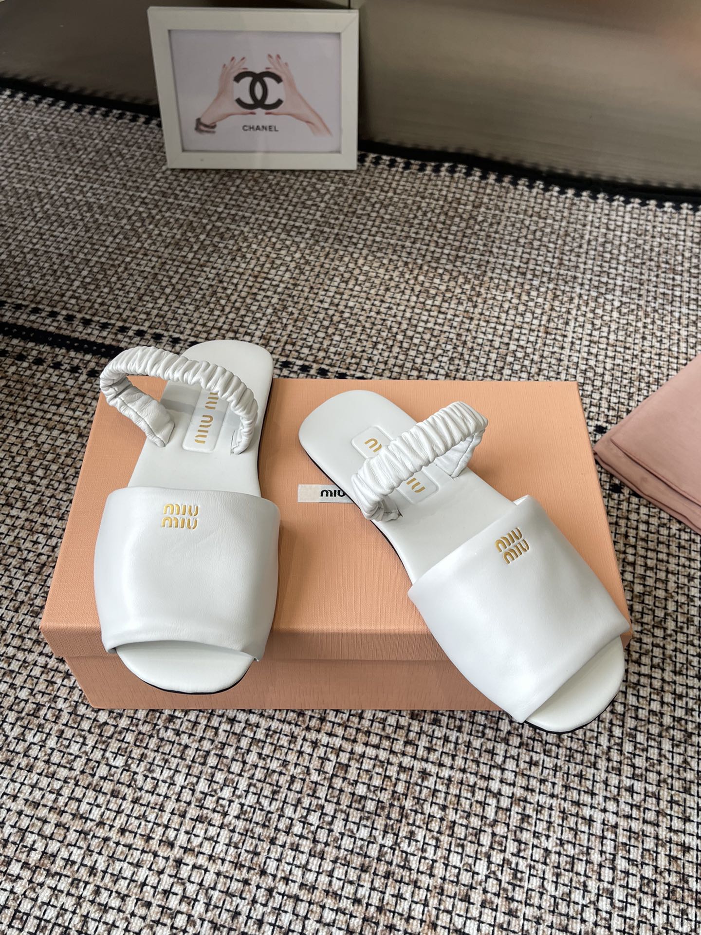 Miu Miu 2025 Show: Luxe Sheepskin Slippers for Global Buyers - 图片 8
