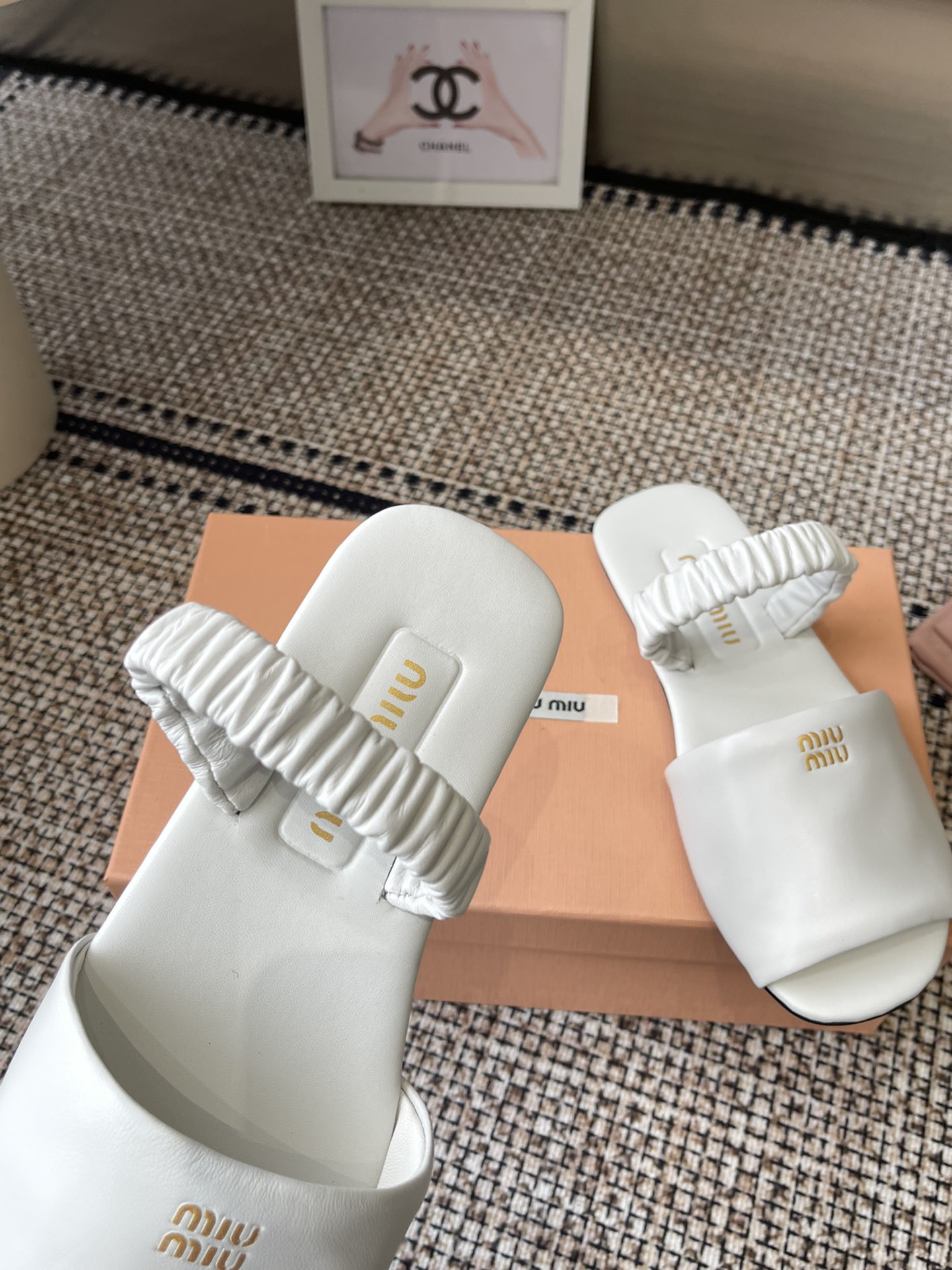 Miu Miu 2025 Show: Luxe Sheepskin Slippers for Global Buyers - 图片 4