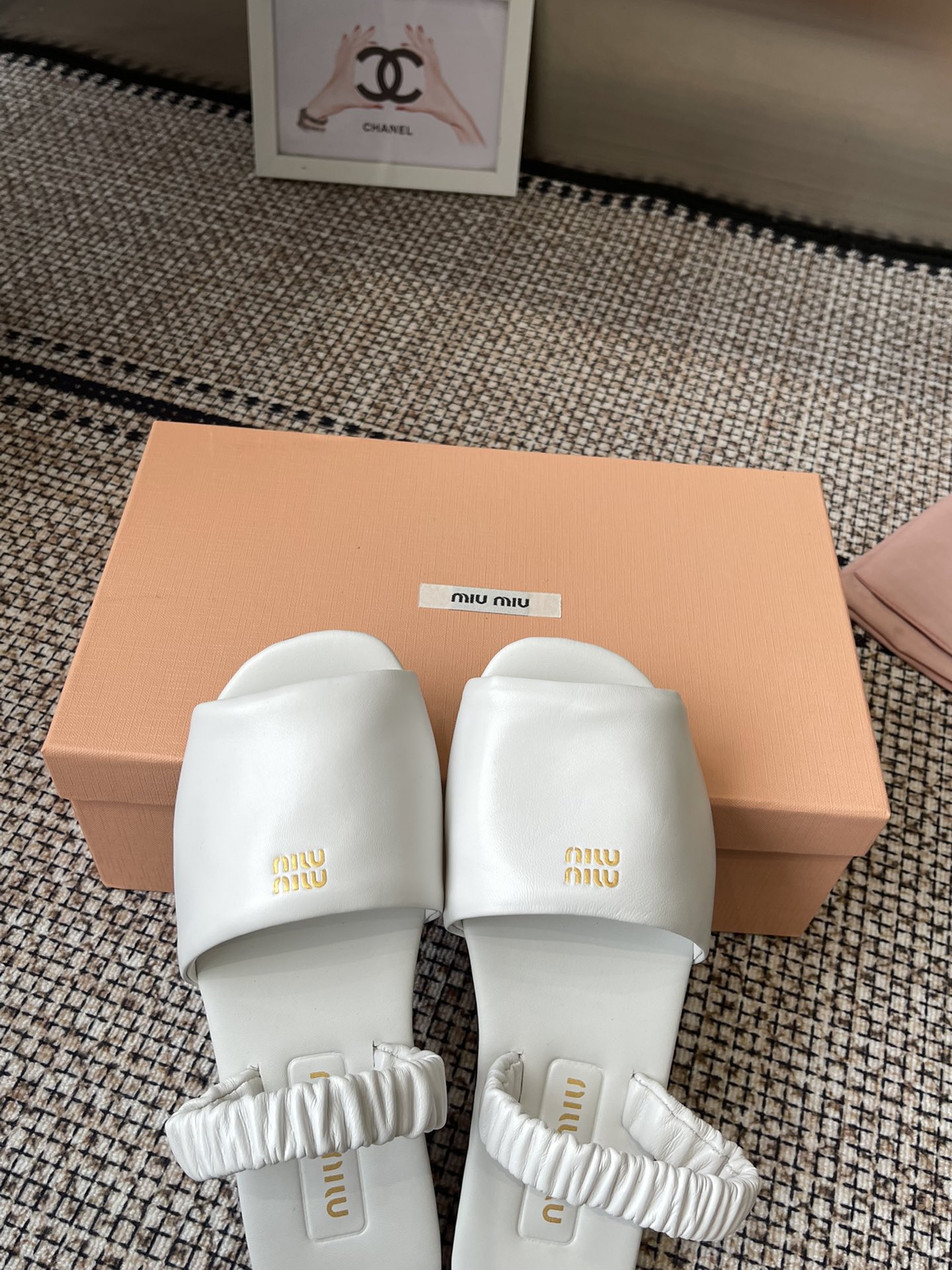 Miu Miu 2025 Show: Luxe Sheepskin Slippers for Global Buyers - 图片 2