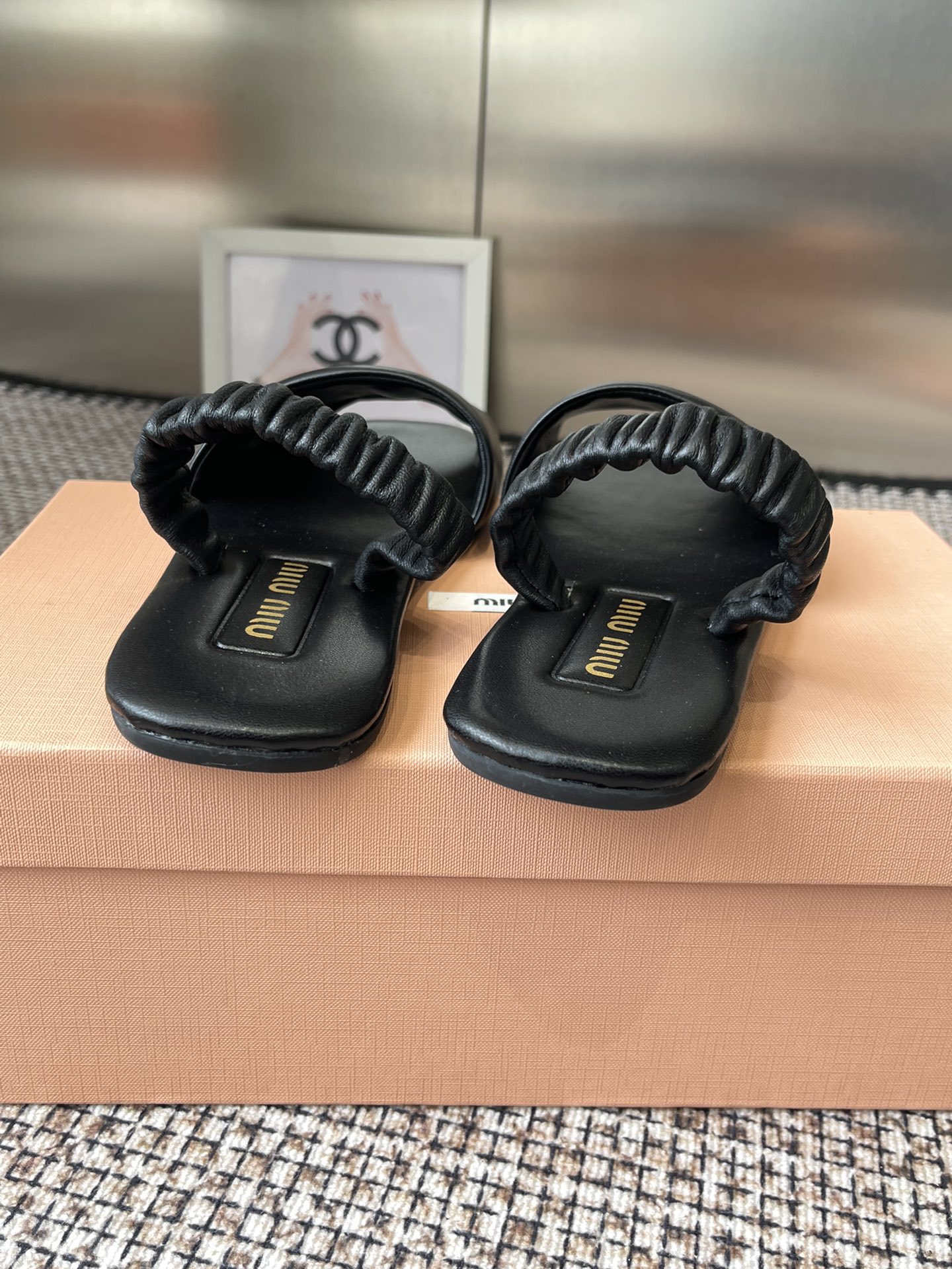 Miu Miu 2025 Show: Unique Colored Slippers with Premium Sheepskin, Sizes 35-40 - 图片 9