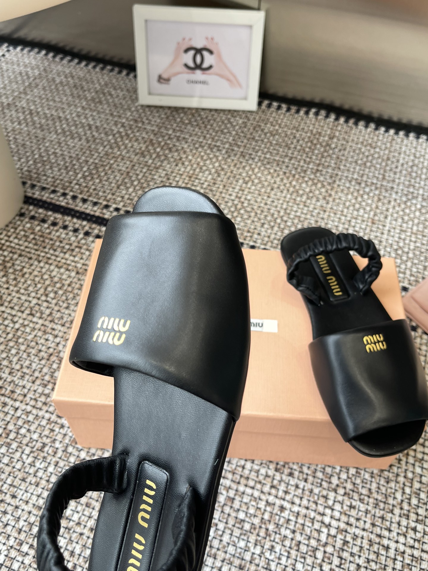 Miu Miu 2025 Show: Unique Colored Slippers with Premium Sheepskin, Sizes 35-40 - 图片 6