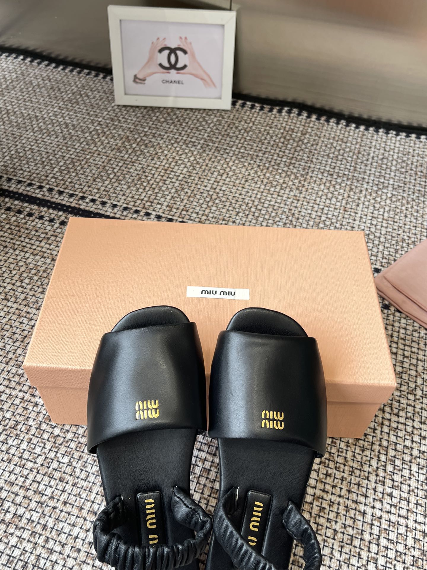 Miu Miu 2025 Show: Unique Colored Slippers with Premium Sheepskin, Sizes 35-40 - 图片 2