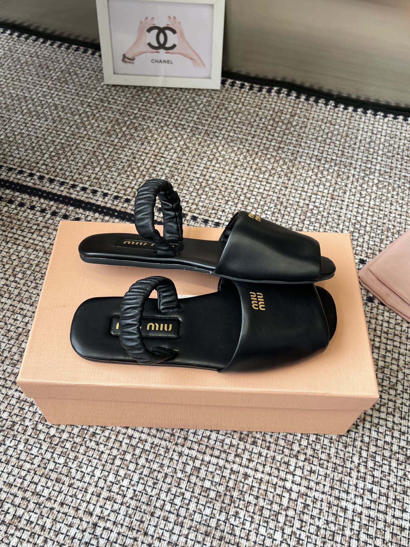 Miu Miu 2025 Show: Unique Colored Slippers with Premium Sheepskin, Sizes 35-40 - 图片 7