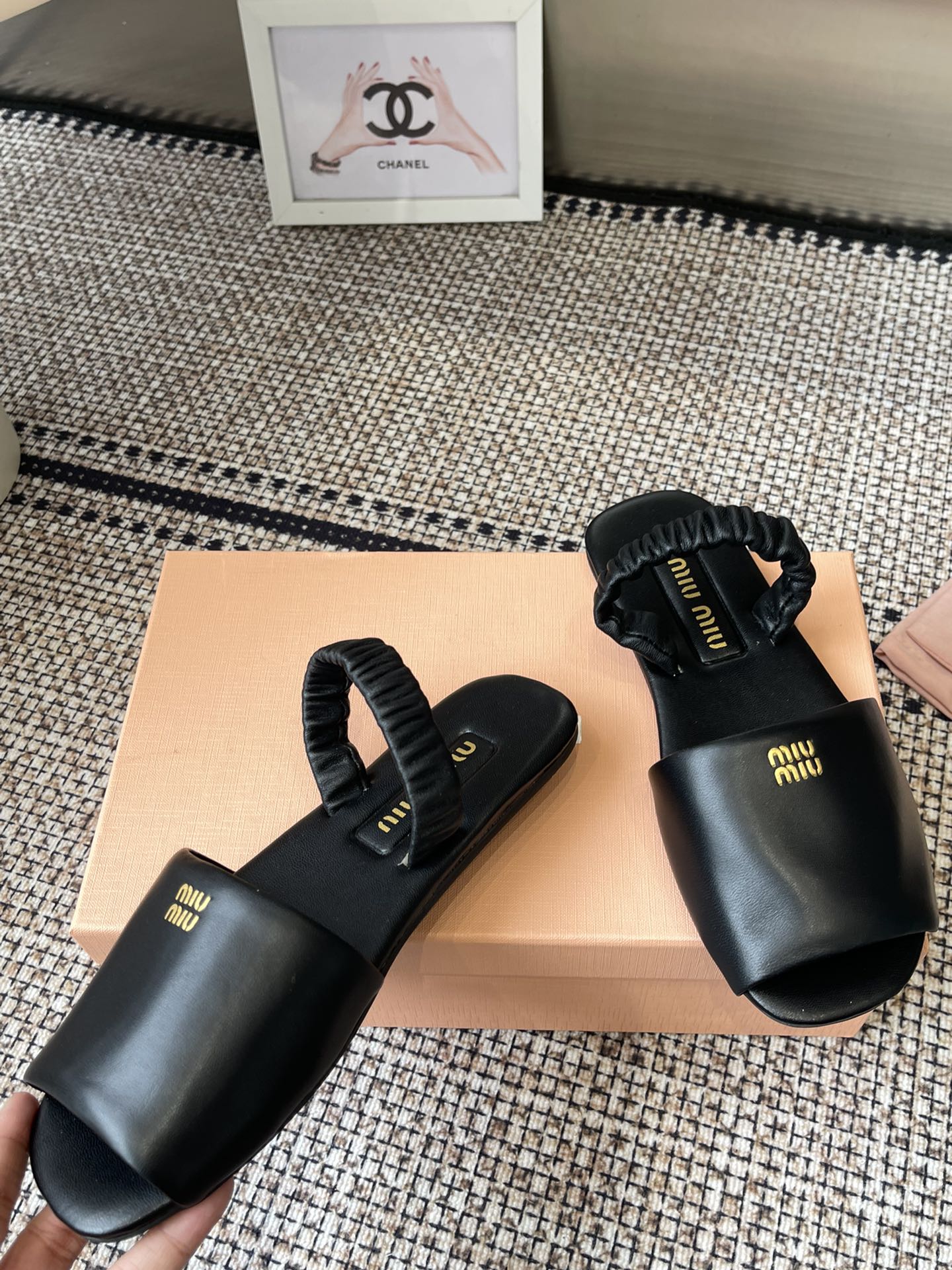 Miu Miu 2025 Show: Unique Colored Slippers with Premium Sheepskin, Sizes 35-40 - 图片 3