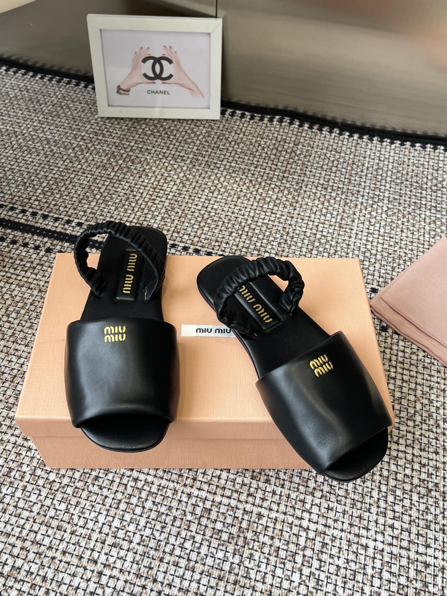 Miu Miu 2025 Show: Unique Colored Slippers with Premium Sheepskin, Sizes 35-40 - 图片 8