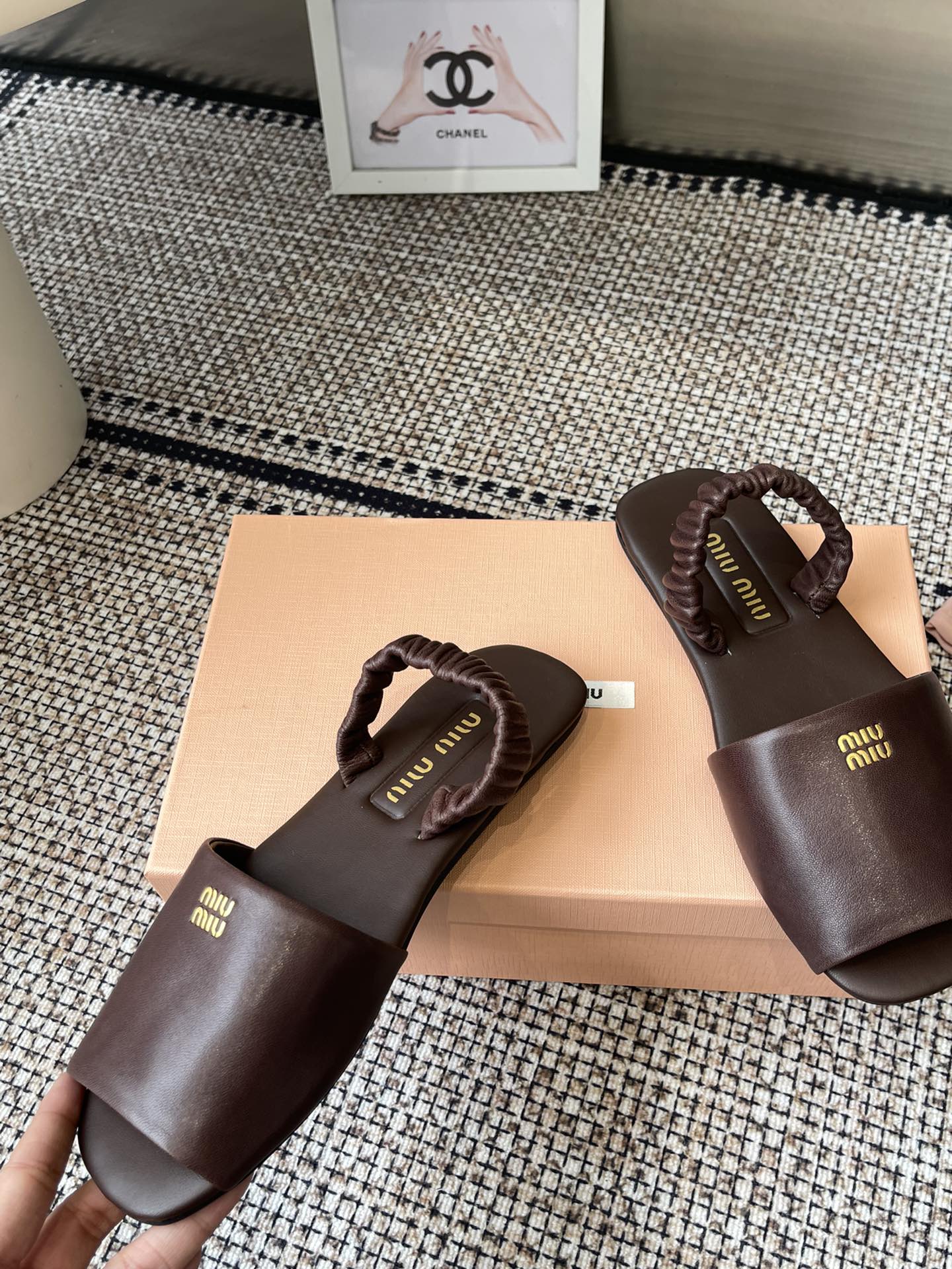 Miu Miu 25s Loose Slippers: High-Quality Sheepskin Design for 2025 Market - 图片 3