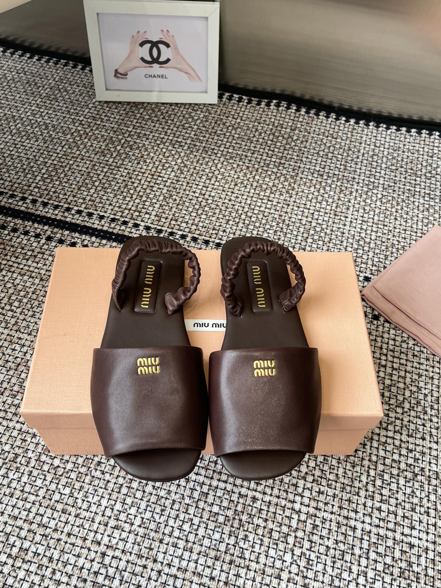 Miu Miu 25s Loose Slippers: High-Quality Sheepskin Design for 2025 Market - 图片 1