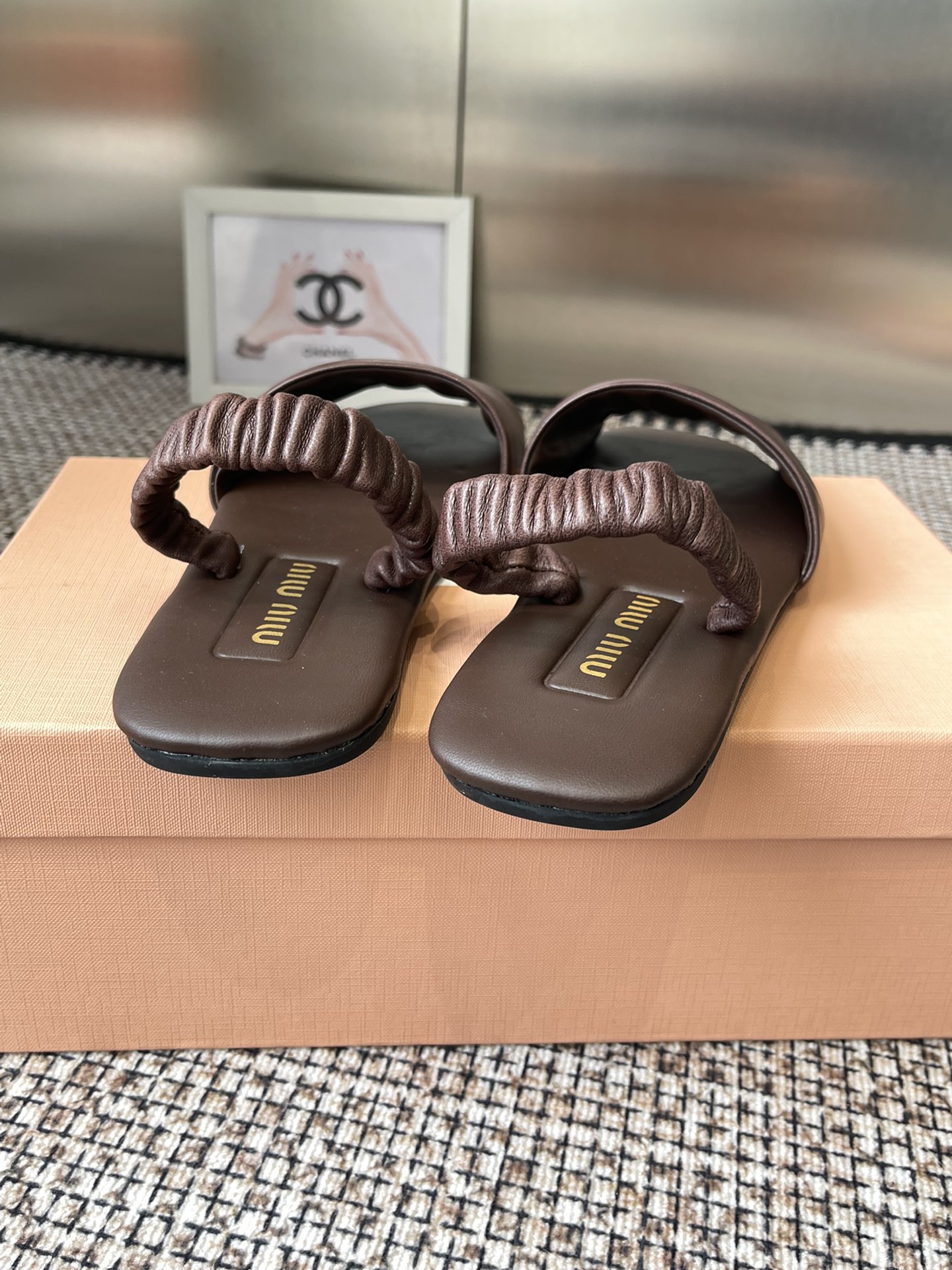 Miu Miu 25s Loose Slippers: High-Quality Sheepskin Design for 2025 Market - 图片 9