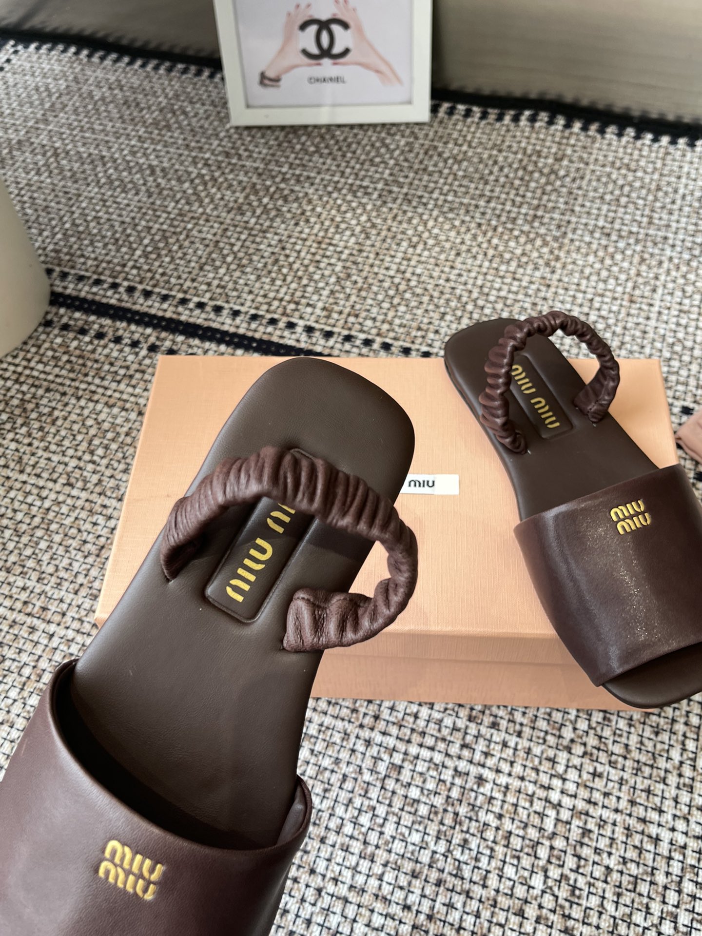 Miu Miu 25s Loose Slippers: High-Quality Sheepskin Design for 2025 Market - 图片 4