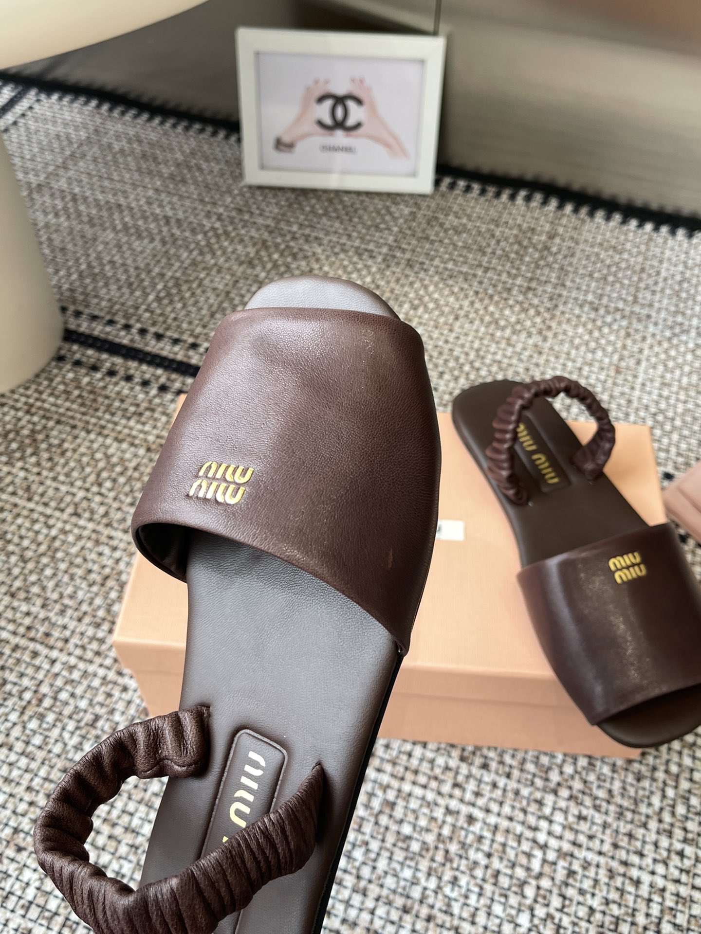 Miu Miu 25s Loose Slippers: High-Quality Sheepskin Design for 2025 Market - 图片 6