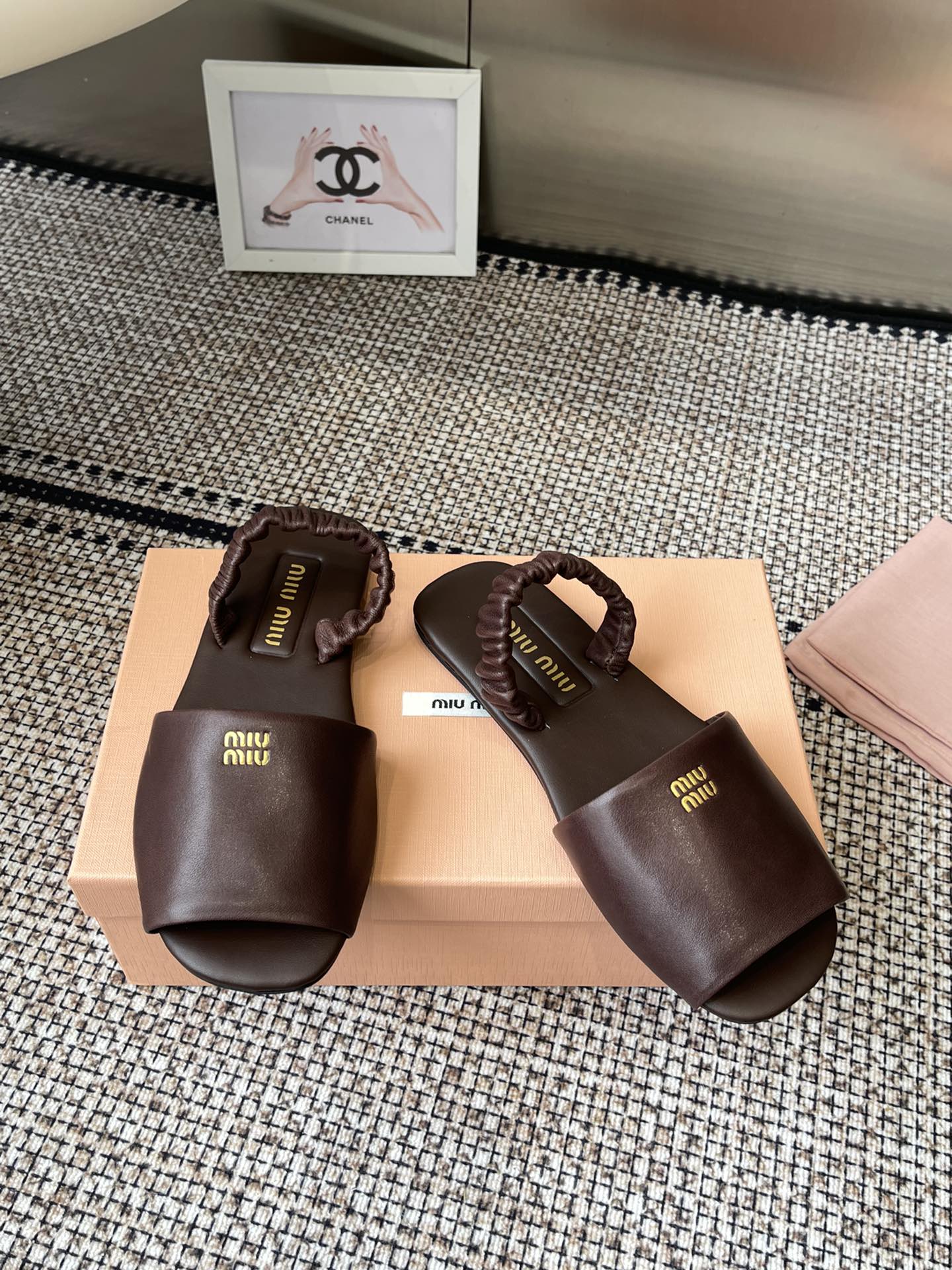 Miu Miu 25s Loose Slippers: High-Quality Sheepskin Design for 2025 Market - 图片 8