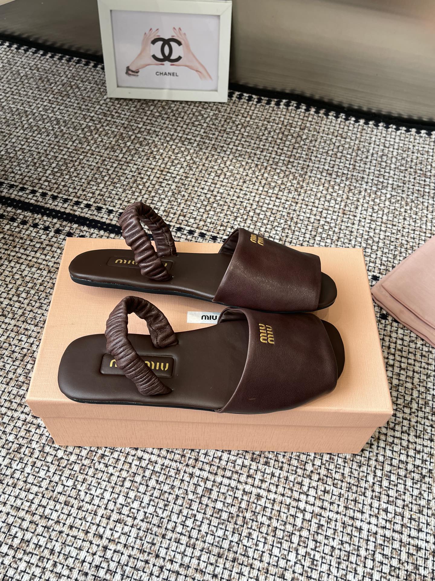 Miu Miu 25s Loose Slippers: High-Quality Sheepskin Design for 2025 Market - 图片 7