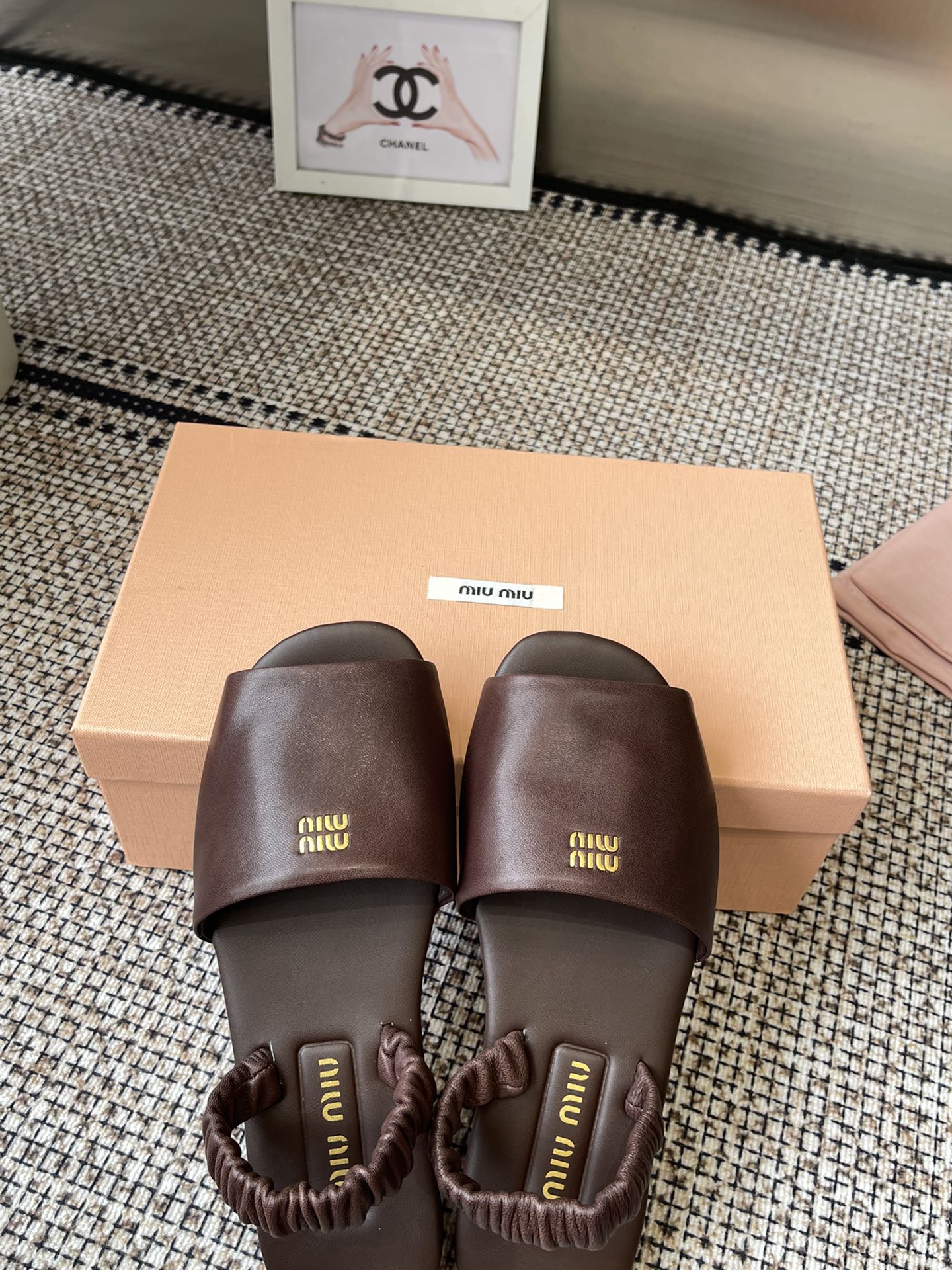 Miu Miu 25s Loose Slippers: High-Quality Sheepskin Design for 2025 Market - 图片 2