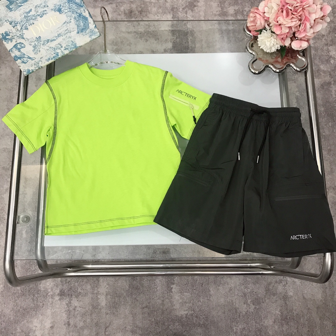 NO:211586,[Spot shipment] Size - Archaeoptera Bird Light Summer Set [Bright Line Design Short Sleeve Light and Quick Dry Shorts] Exquisite Style The top cuffs are spliced ​​along the line with bright line contrasting color design and zippered design at the cuffs. Unique, bright color quick-drying tool shorts, enhanced visual focus and trendy, soft and comfortable, skin-friendly and not tied, excellent upper body effect size size-110-120-130-140-150-160-【CM】 Counter packaging 70, clothes arc'teryx, shorts, T-shirt,19860909【现货发】  尺寸-  始祖鸟 轻薄夏季套装【明线设计短袖轻薄速干短裤】精致款 上衣袖口处采用沿线拼接搭配明线撞色设计搭配袖口处拉链式设计 独具一格,亮色速干工装短裤,强化视觉焦点兼具潮流感,柔顺舒适 亲肤不扎 上身效果极好  size尺码-110-120-130-140-150-160-【CM】 专柜包装70,衣服arc'teryx,shorts,T-shirt,,Children's