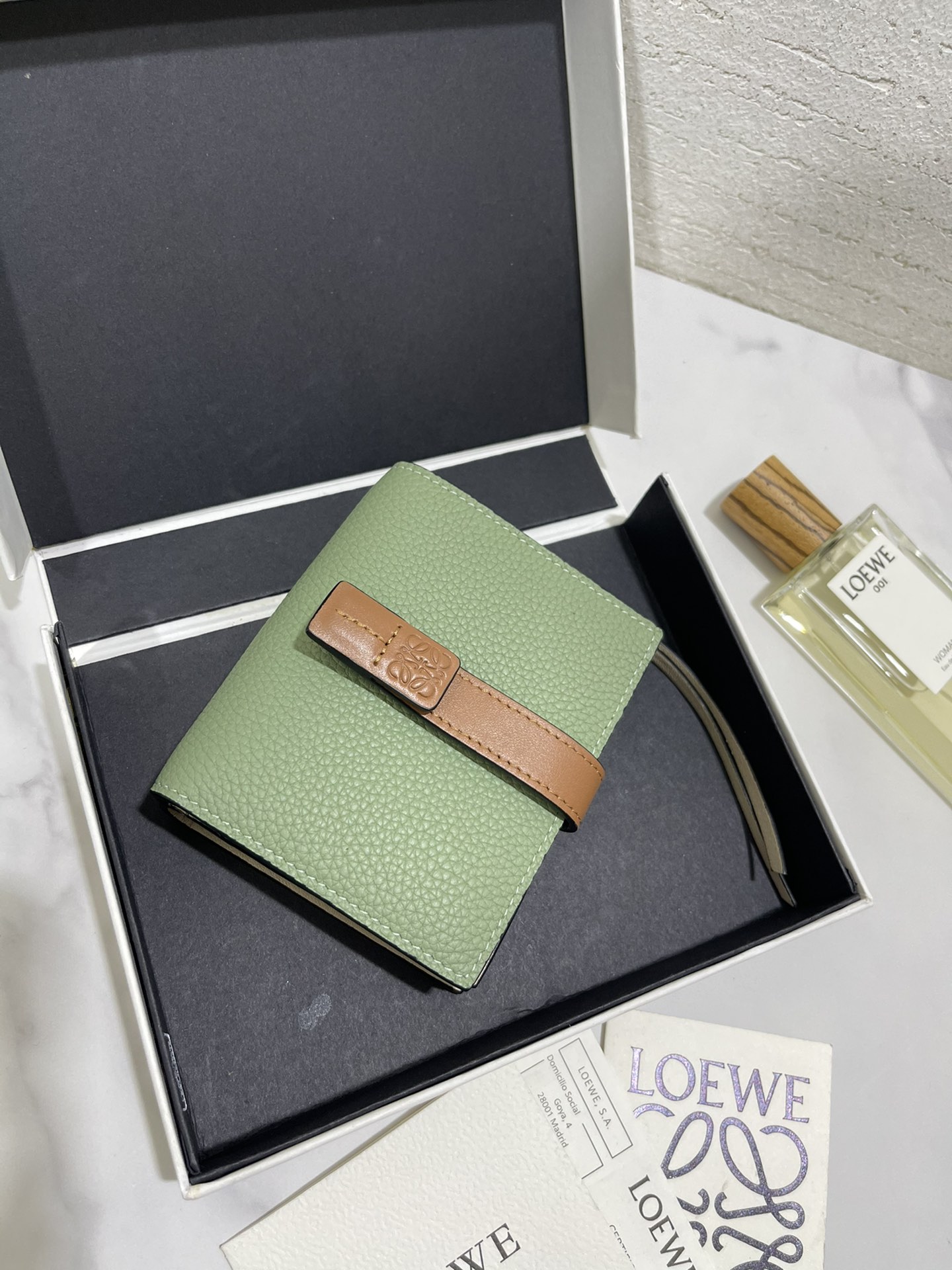 NO:671955,Compact zip wallet short clip is made of wear-resistant piqué calfskin with a two-color combination. It has card slots and a coin pocket inside, which is exquisite and practical. Style number 3788, size 10.5*9*3, Loewe wallet, loewe, wallets, cowhide19860909compact zip wallet短夹 选用耐磨的珠地小牛皮,采用双色组合搭配,内有卡位及零钱袋,精致、实用.款号3788, 尺寸10.5*9*3,罗意威钱包,loewe,wallets,cowhide,欧美剧
