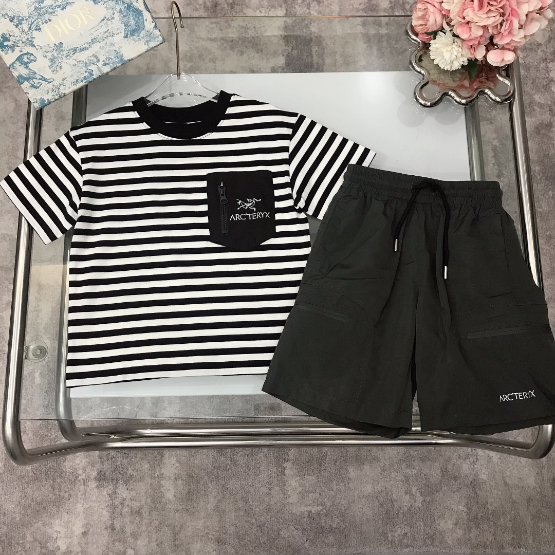 NO:211592,[Spot shipment] Size - Archaeoptera Bird Light Summer Set [Striped Short Sleeve Light and Quick Dry Shorts] Exquisite Top adopts classic striped contrasting design zipper-style pocket embroidery logo design on the chest. Unique, bright color quick-drying tool shorts, enhanced visual focus and trendy, soft and comfortable, skin-friendly and not tied. Excellent upper body effect size-110-120-130-140-150-160-【CM】 Counter packaging 70, clothes arc'teryx, shorts, T-shirt,19860909【现货发】  尺寸-  始祖鸟 轻薄夏季套装【条纹短袖轻薄速干短裤】精致款 上衣采用经典条纹撞色设计胸口处拉链式口袋刺绣logo设计 独具一格,亮色速干工装短裤,强化视觉焦点兼具潮流感,柔顺舒适 亲肤不扎 上身效果极好  size尺码-110-120-130-140-150-160-【CM】 专柜包装70,衣服arc'teryx,shorts,T-shirt,,Children's