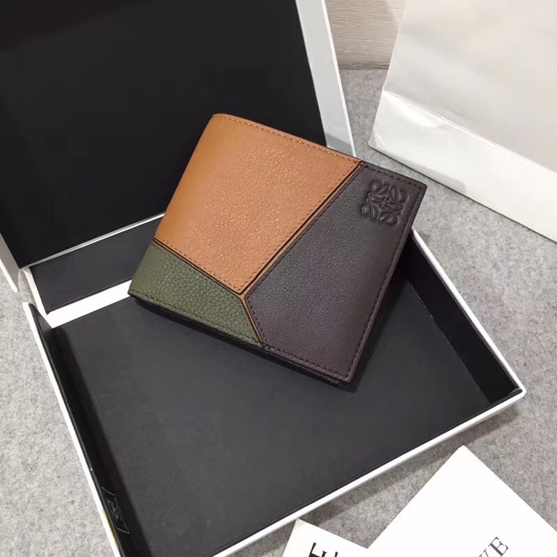 NO:672434,## Men's Puzzle bifold wallet series color-blocked short clip is made of piqué calfskin. Its design features 8 credit card slots and 2 slip pockets. Style number 3582, size 11.5*10, Loewe wallet, loewe, wallets, cowhide19860909## 男士Puzzle bifold wallet系列拼色短夹 采用珠地小牛皮拼接,其设计特点8个信用卡位和2个插袋.款号3582,尺寸11.5*10,罗意威钱包,loewe,wallets,cowhide,欧美剧