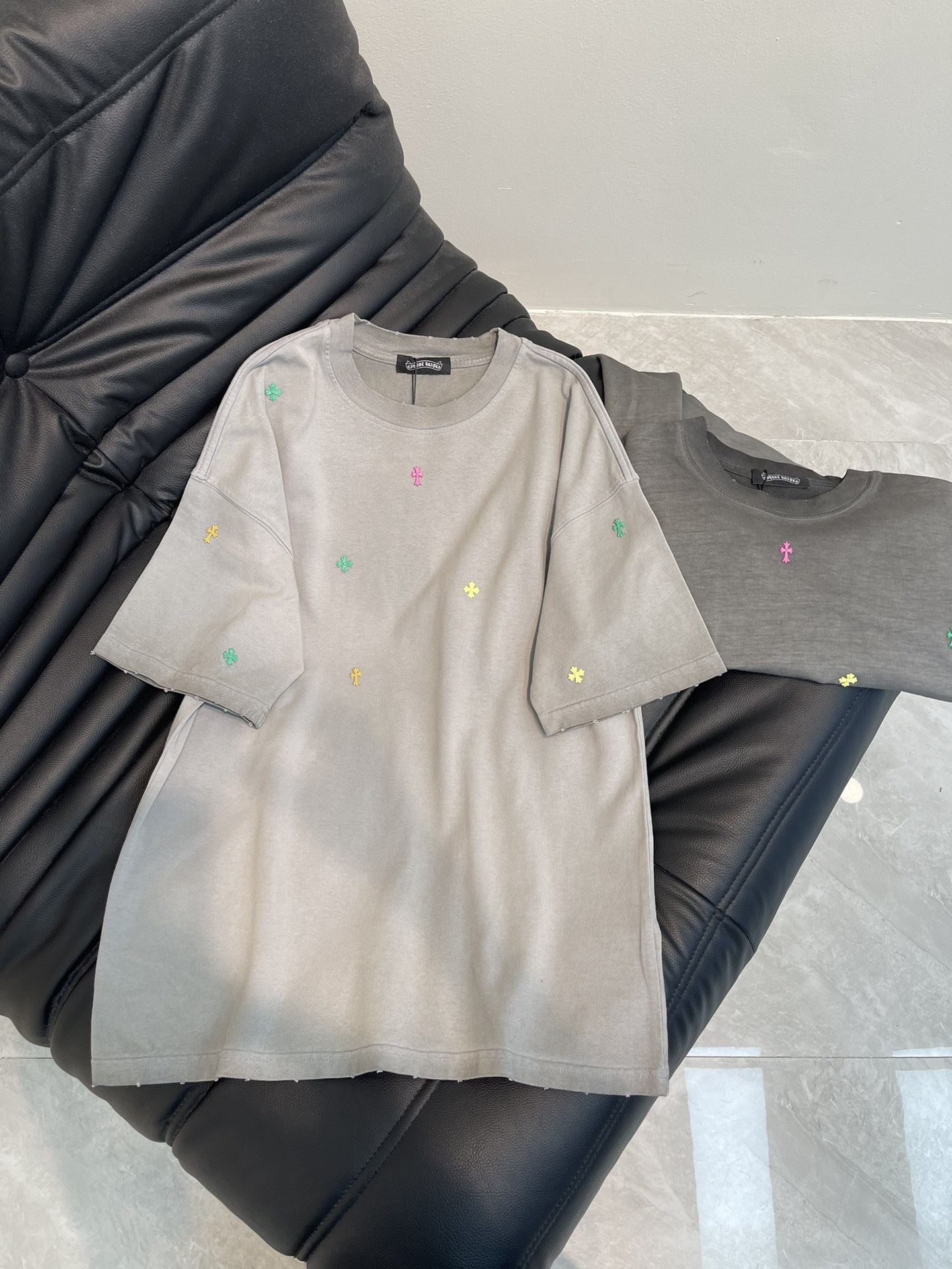 NO:327173,Chrome Hearts* 25 spring and summer new color cross short-sleeved T-shirt. Pure cotton washing and aging process. The washing fabric is not limited to basic colors, but also has rich aging effects to meet different style needs. The fabric is breathable and comfortable, with unique design, integrating the brand's fashion elements, making people feel a unique artistic charm and cultural heritage. This T-shirt can make you the focus, easily control various styles, and show your personality charm. OS large version, the same style as men and women!  S-XL, chrome hearts, chrome hearts, T-shirt, tees, t-shirt, alexander wang19860909Chrome Hearts*克罗心25春夏新款彩色十字架短袖T恤.纯棉水洗做旧工艺, 水洗面料不仅限于基础色彩,更有丰富的 做旧效果,满足不同风格需求.面料透气舒适,设计独特,融合了品牌的时尚元素,让人感受到一种独特的艺术魅力与文化底蕴.这款T恤都能让你成为焦点,轻松驾驭各种风格,展现个性魅力.OS大版型,男女同款！S-XL,,chrome hearts,chrome hearts,T-shirt,tees，t-shirt,alexander wang,Women's clothing