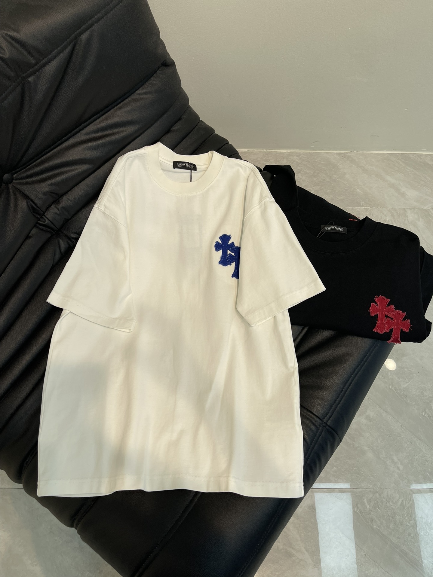 NO:327176,Chrome Hearts* 25 Spring and Summer New Cross Applique Embroidered Short-Sleeve T-shirt. Pure cotton washing and aging process. The washing fabric is not limited to basic colors, but also has rich aging effects to meet different style needs. The fabric is breathable and comfortable, with unique design, integrating the brand's fashion elements, making people feel a unique artistic charm and cultural heritage. This T-shirt can make you the focus, easily control various styles, and show your personality charm. OS large version, the same style as men and women!  S-XL, chrome hearts, chrome hearts, T-shirt, tees, t-shirt, alexander wang19860909Chrome Hearts*克罗心25春夏新款十字架贴布刺绣短袖T恤.纯棉水洗做旧工艺, 水洗面料不仅限于基础色彩,更有丰富的 做旧效果,满足不同风格需求.面料透气舒适,设计独特,融合了品牌的时尚元素,让人感受到一种独特的艺术魅力与文化底蕴.这款T恤都能让你成为焦点,轻松驾驭各种风格,展现个性魅力.OS大版型,男女同款！S-XL,,chrome hearts,chrome hearts,T-shirt,tees，t-shirt,alexander wang,Women's clothing